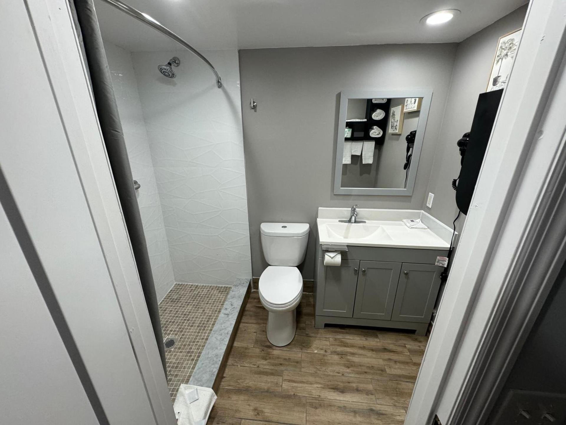 Englewood Inn & Suites photo 44
