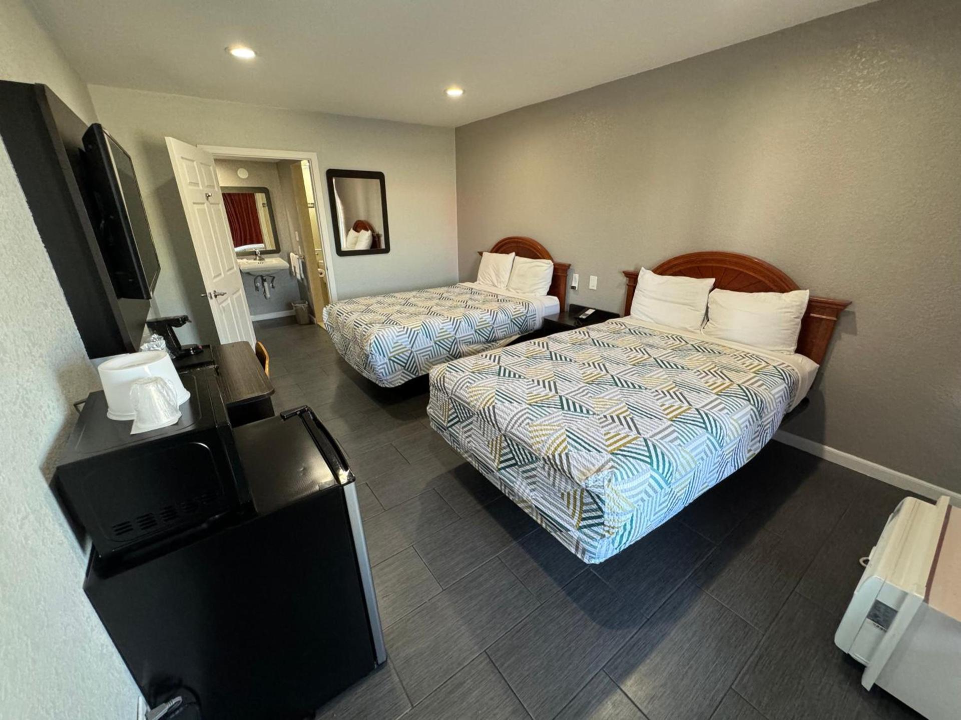 Englewood Inn & Suites photo 41