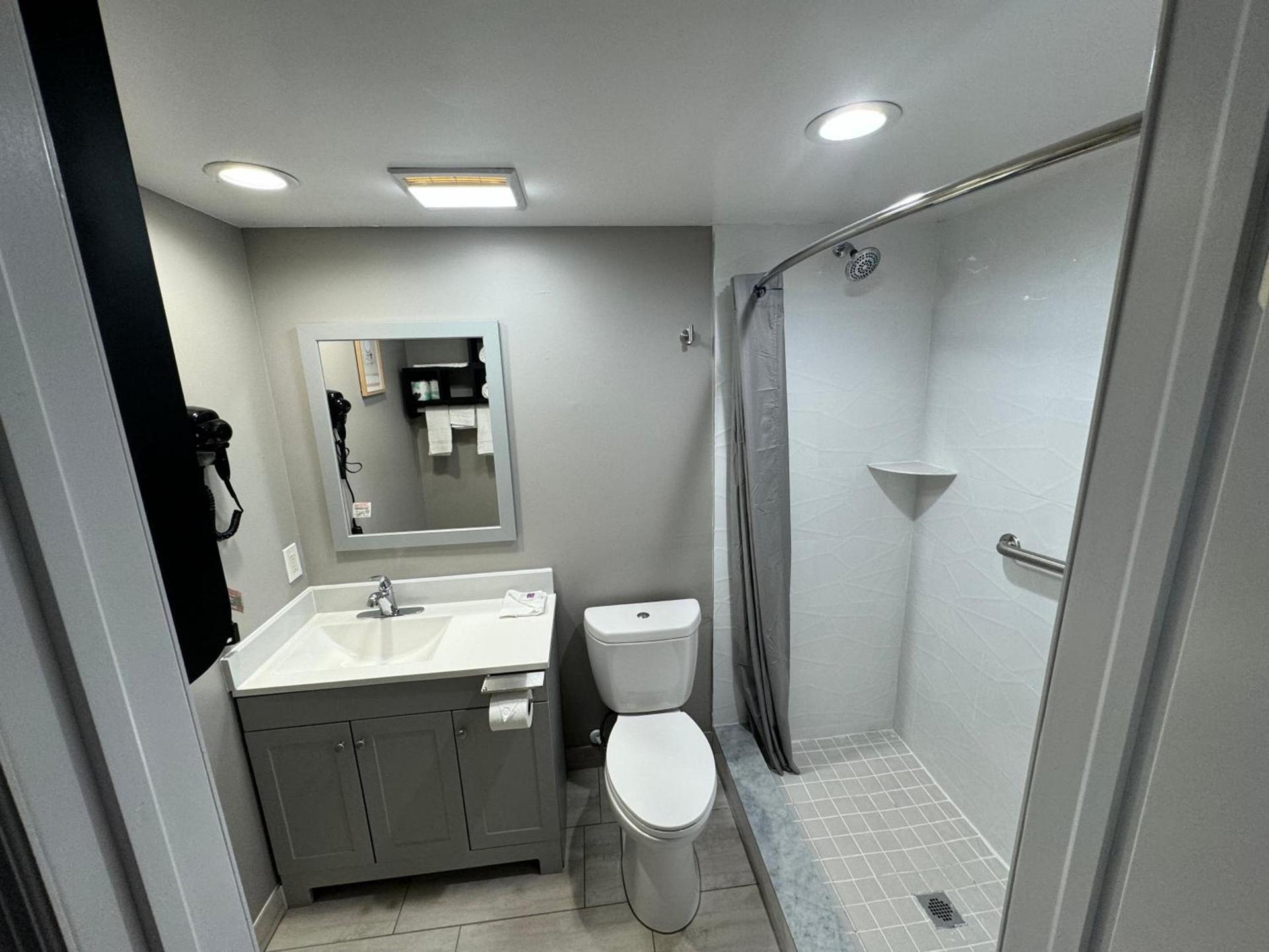 Englewood Inn & Suites photo 40