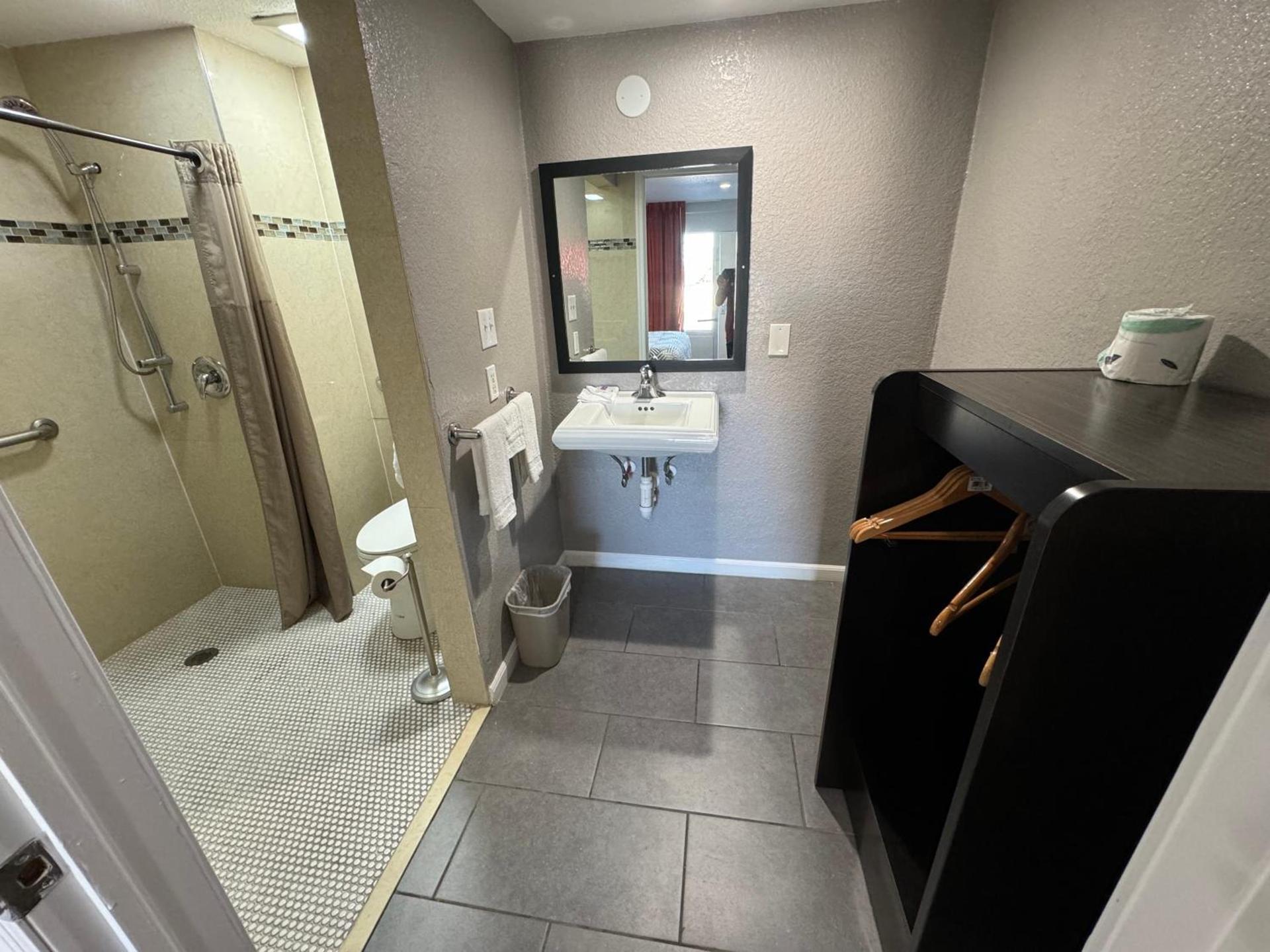 Englewood Inn & Suites photo 38
