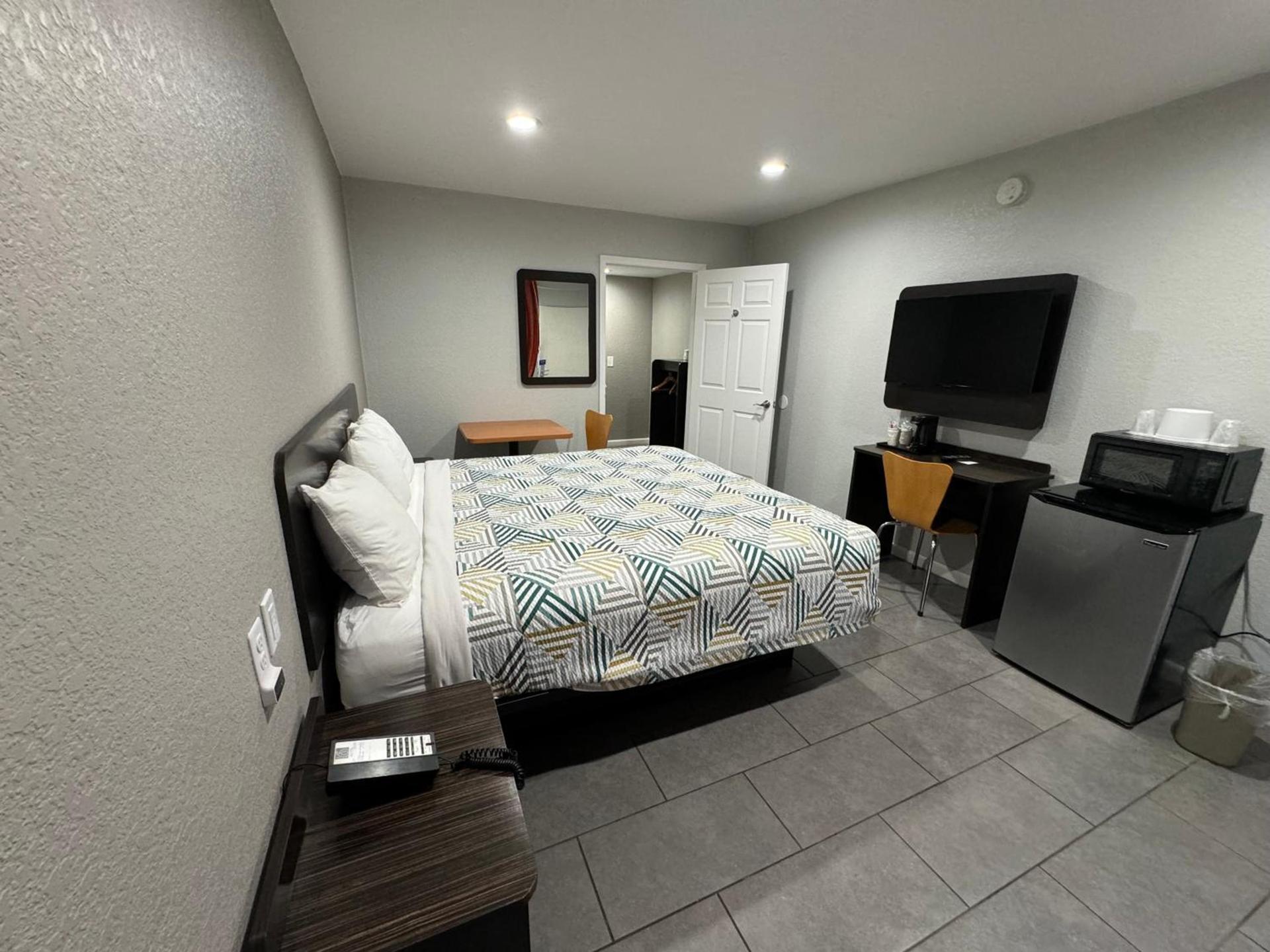 Englewood Inn & Suites photo 29
