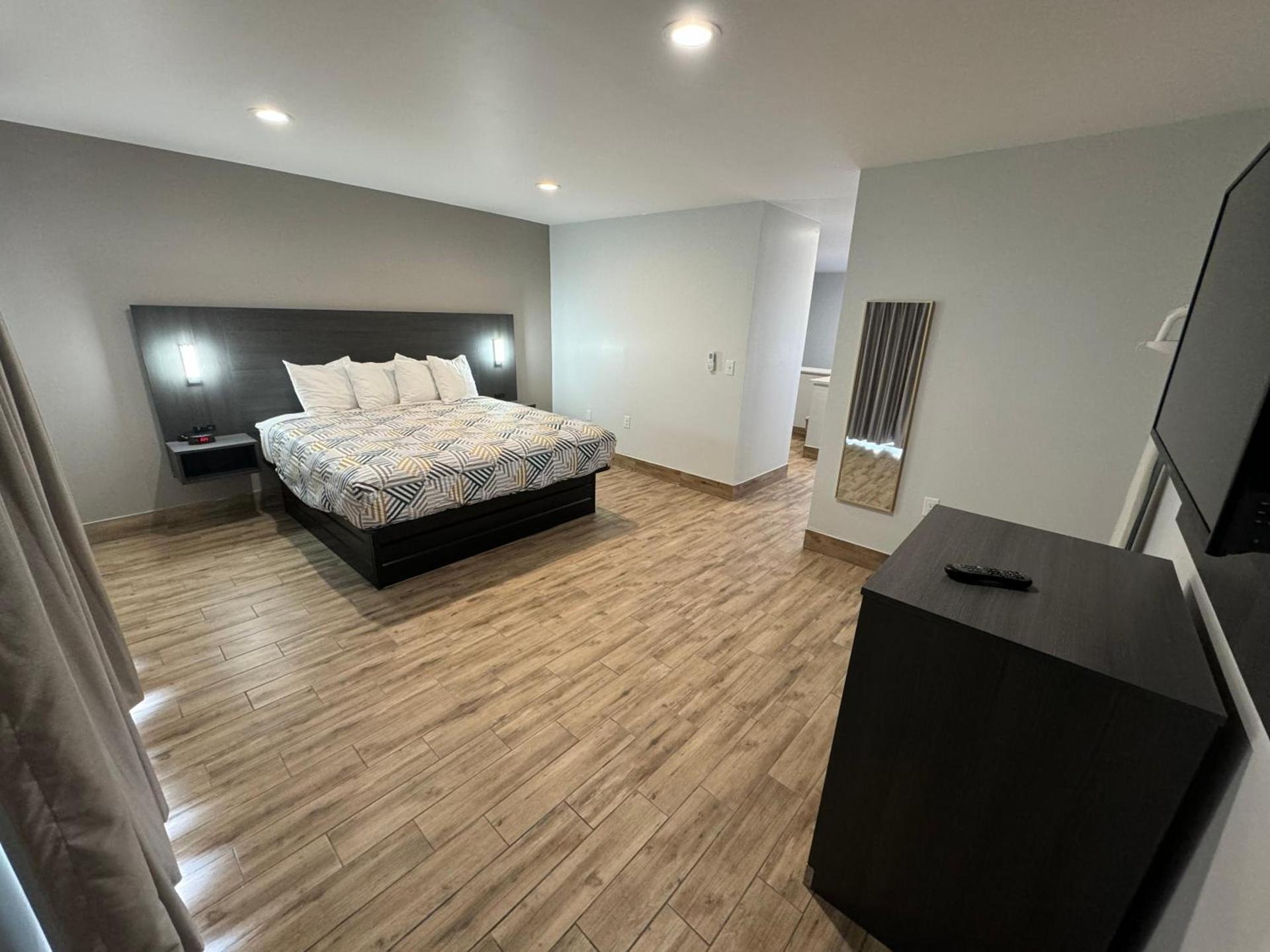 Englewood Inn & Suites photo 27