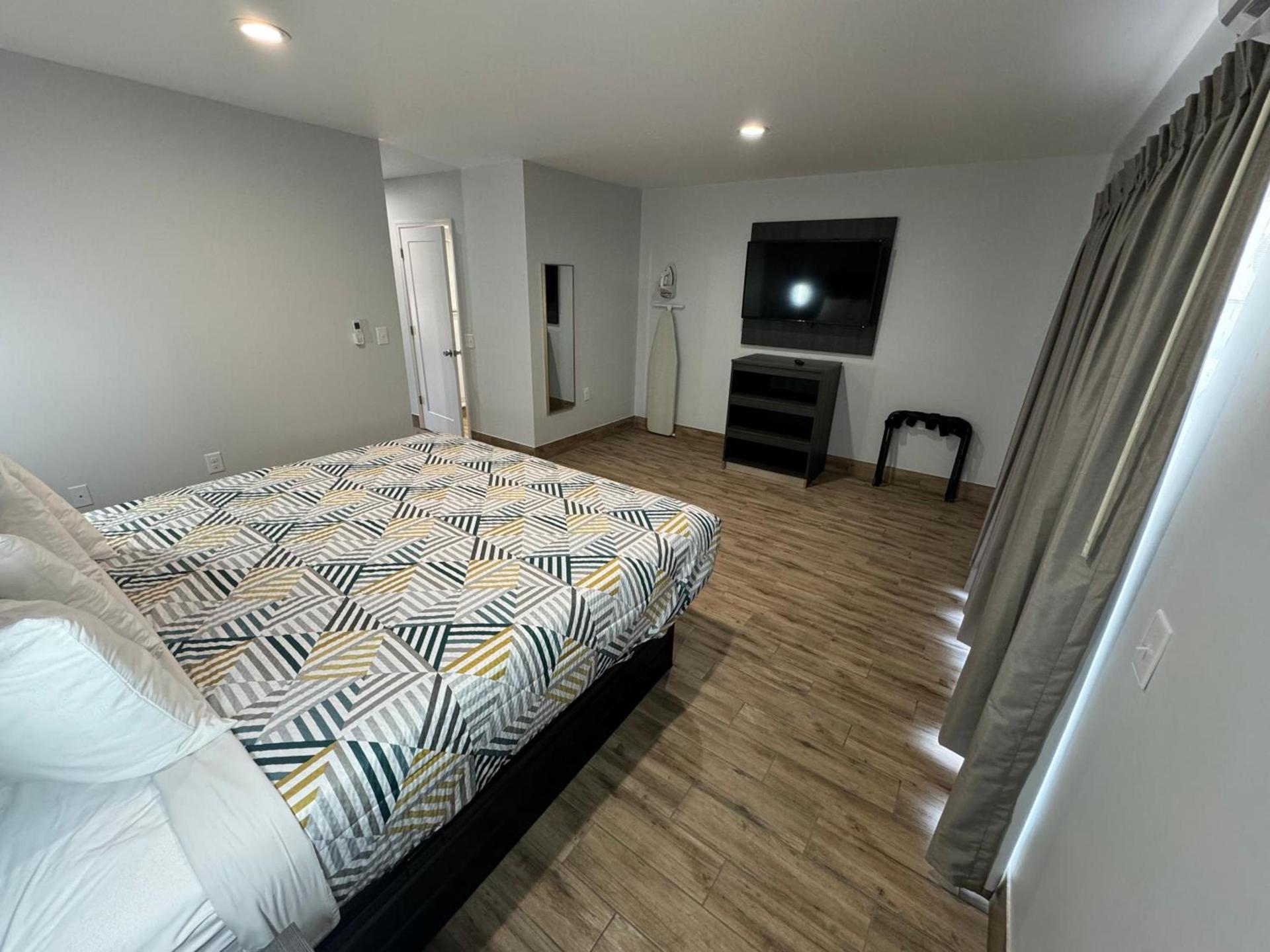 Englewood Inn & Suites photo 26