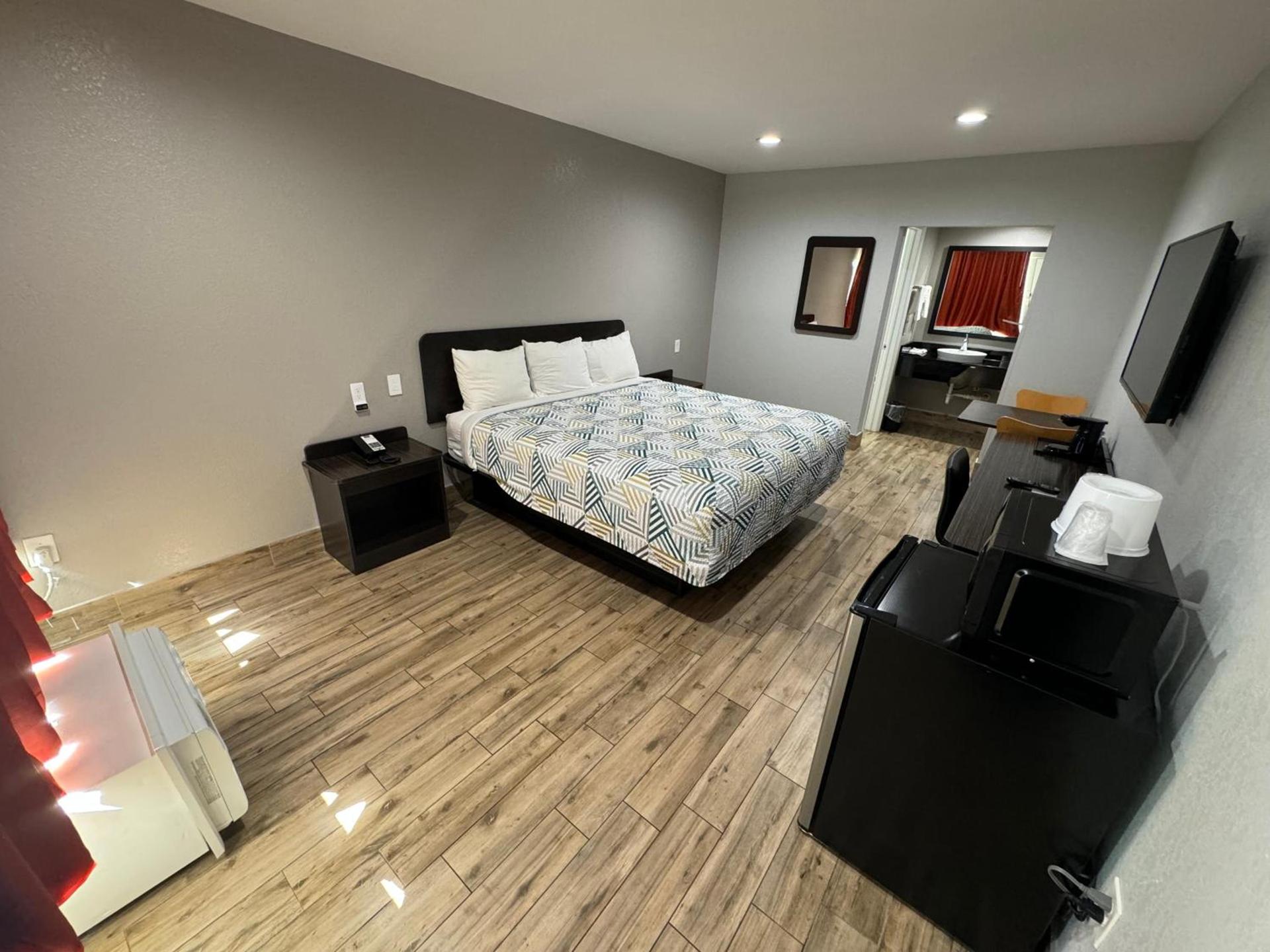 Englewood Inn & Suites photo 25