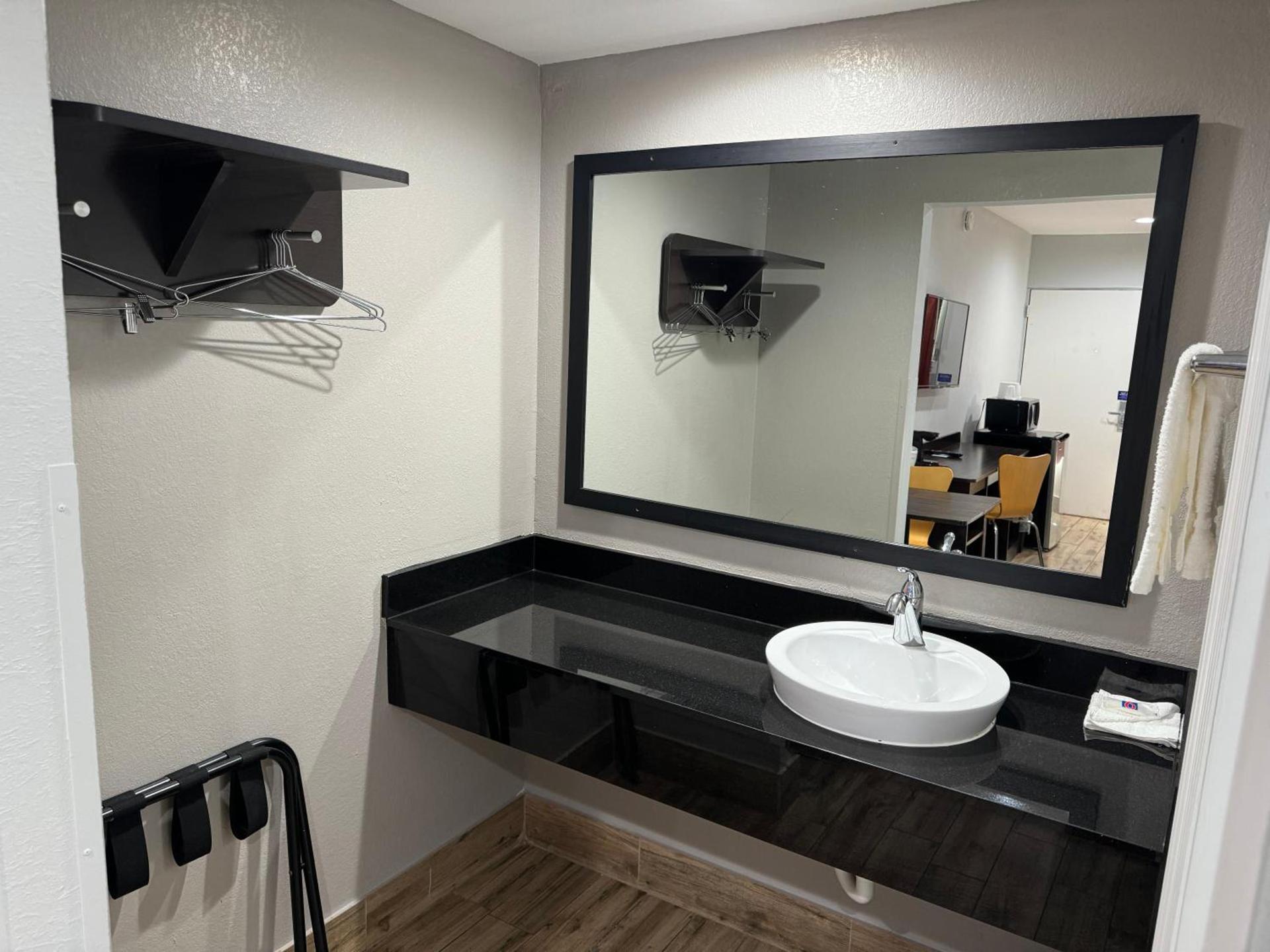 Englewood Inn & Suites photo 21