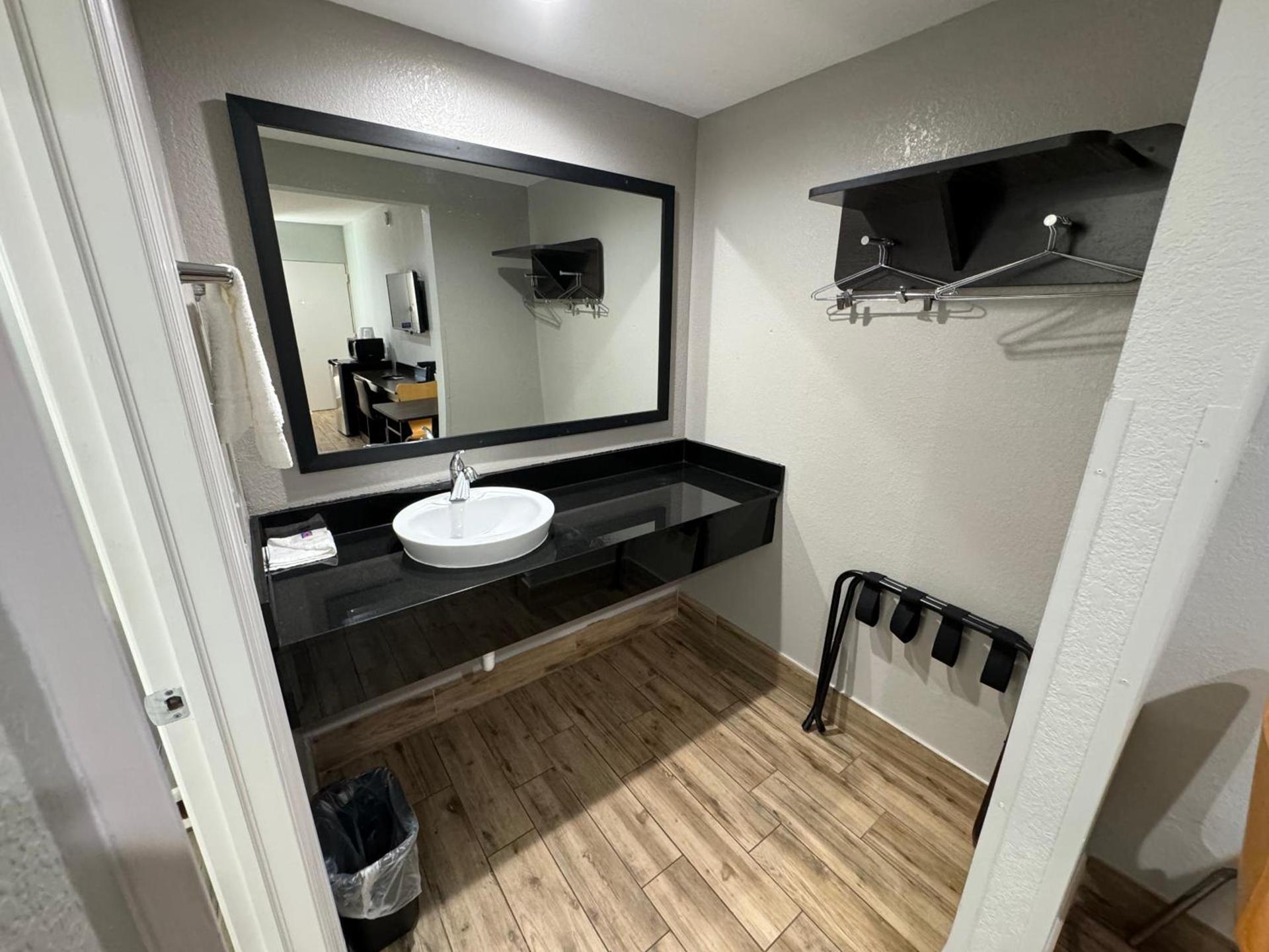 Englewood Inn & Suites photo 19