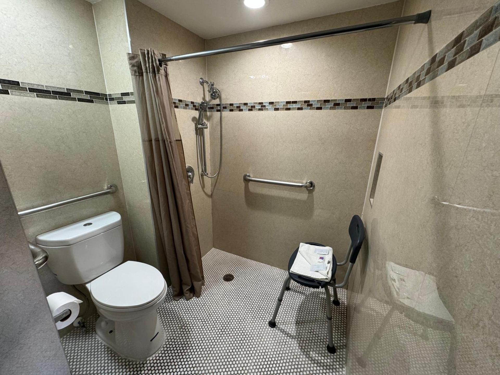 Englewood Inn & Suites photo 17