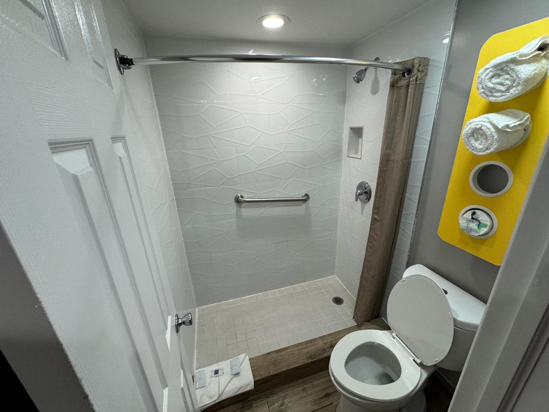 Englewood Inn & Suites photo 16