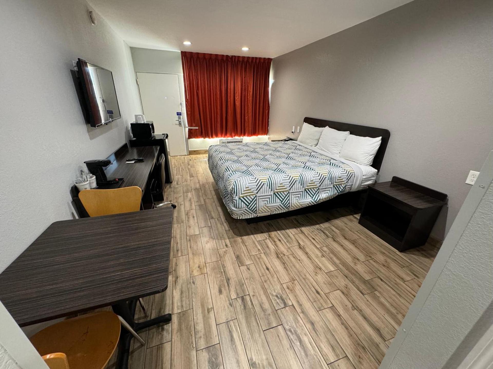 Englewood Inn & Suites photo 15