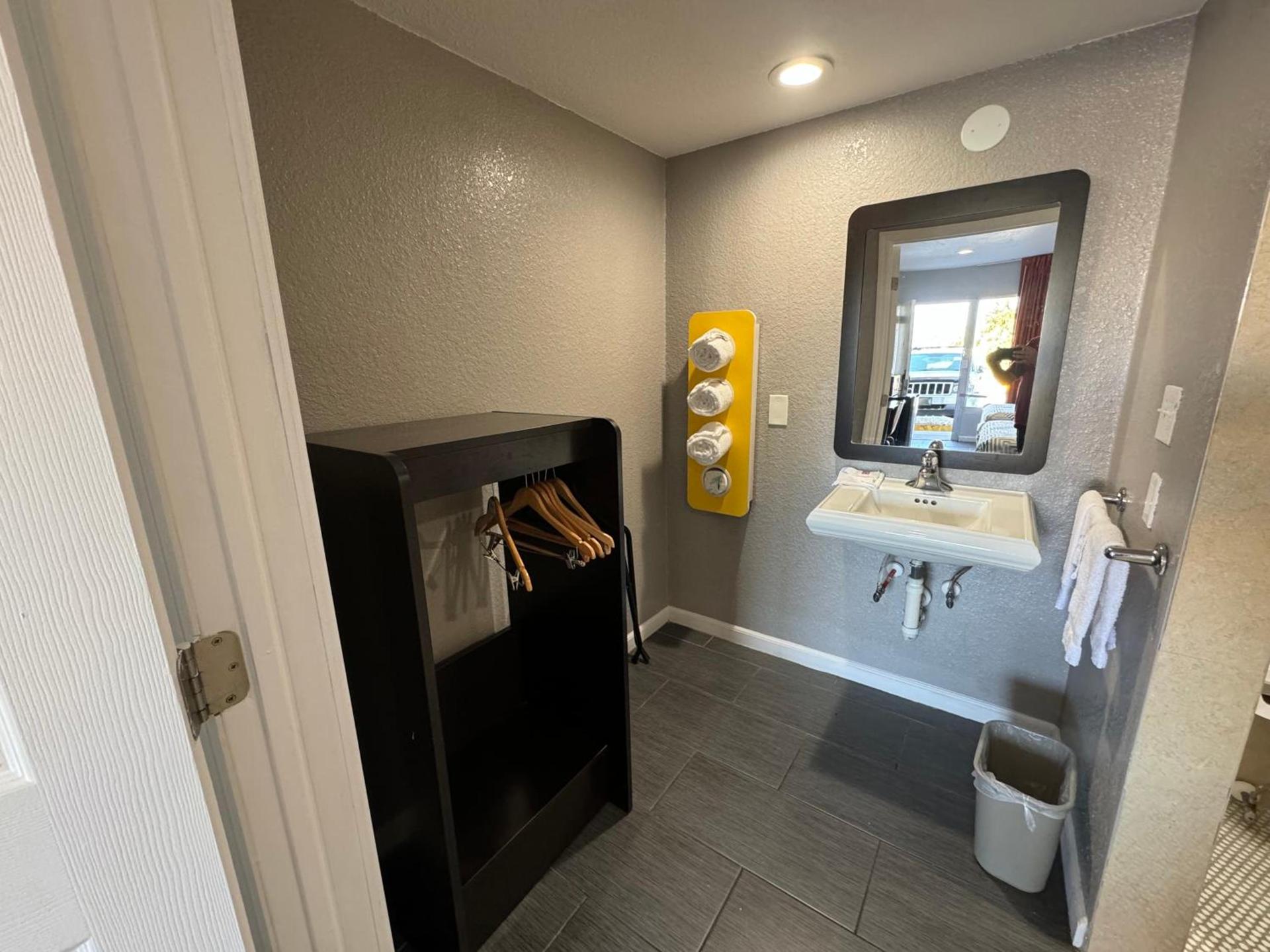 Englewood Inn & Suites photo 12