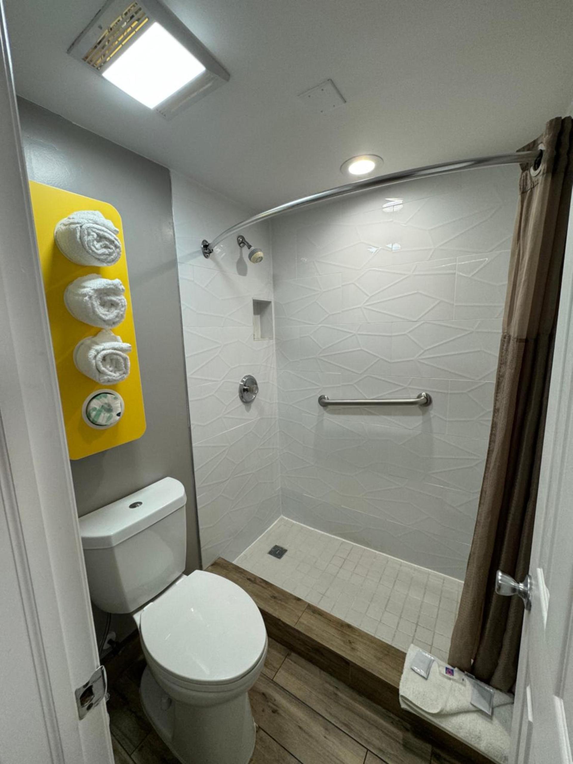 Englewood Inn & Suites photo 9