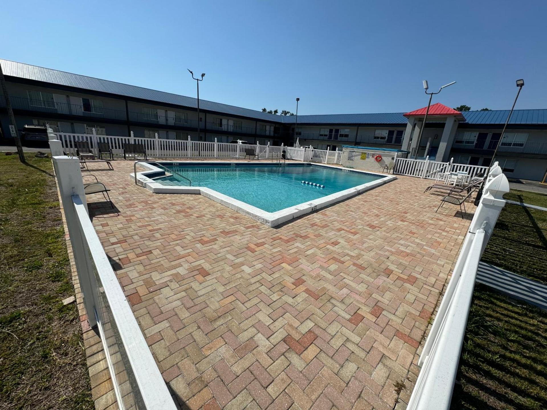 Englewood Inn & Suites photo 8