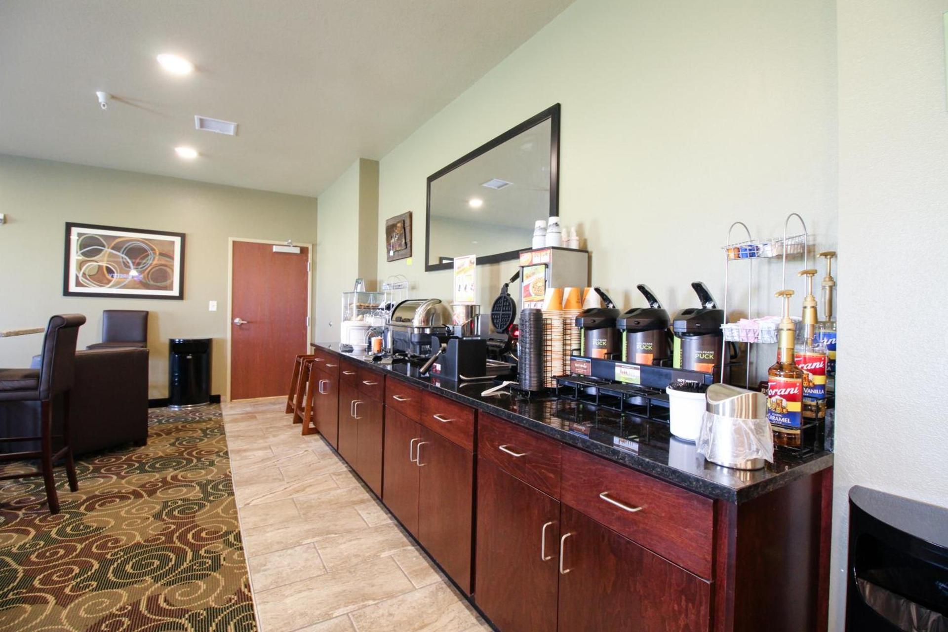Cobblestone Hotel & Suites - Devils Lake photo 14