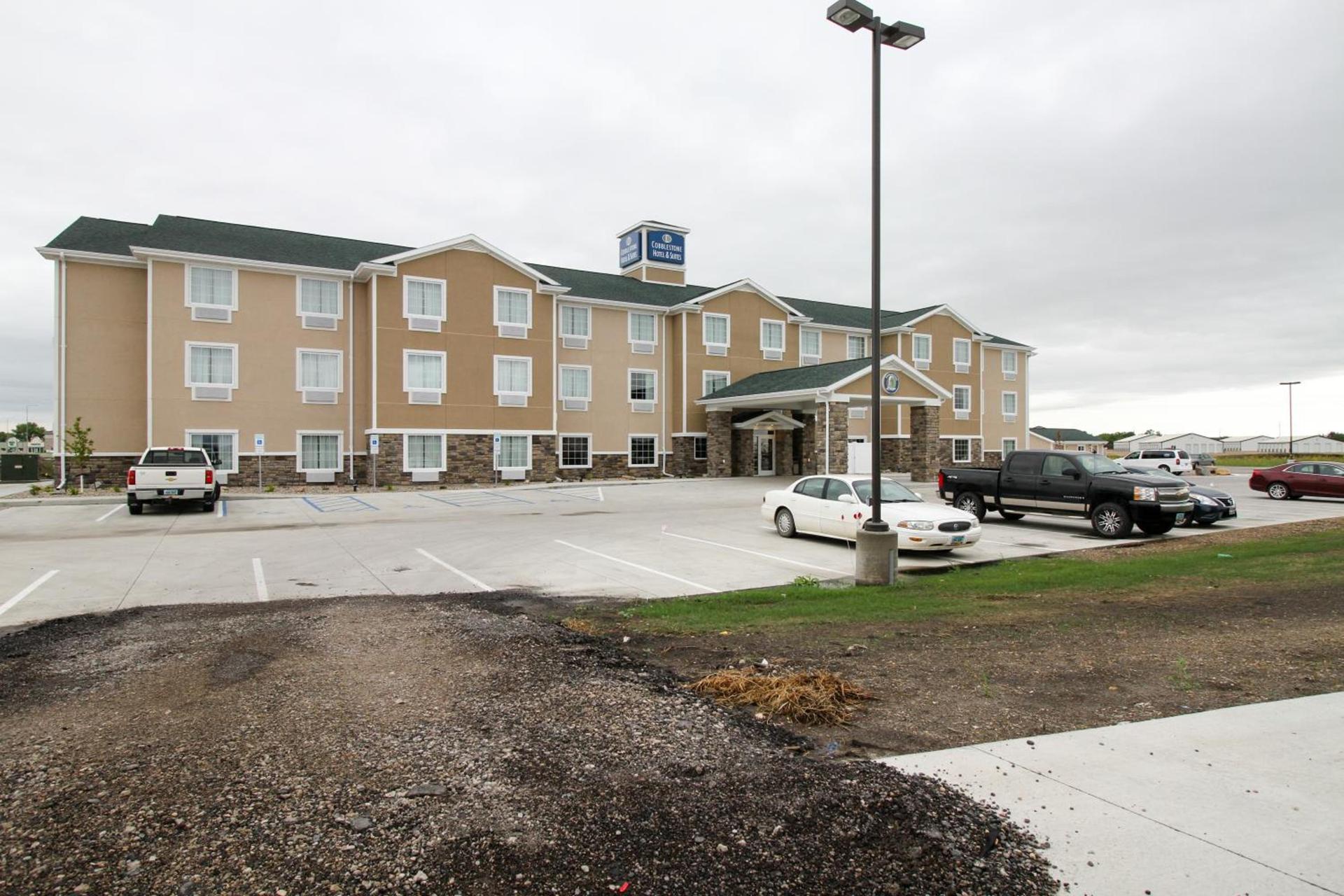 Cobblestone Hotel & Suites - Devils Lake — hotel in Devils Lake