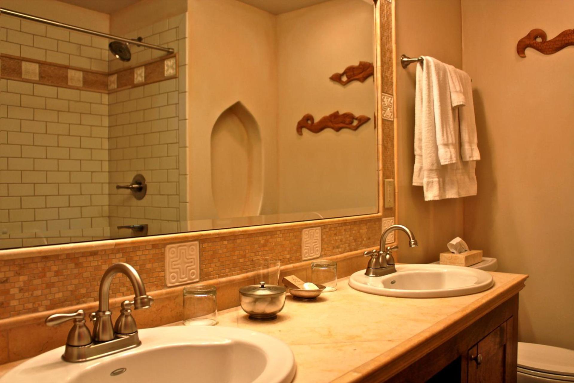 The Emerald Iguana Inn photo 18