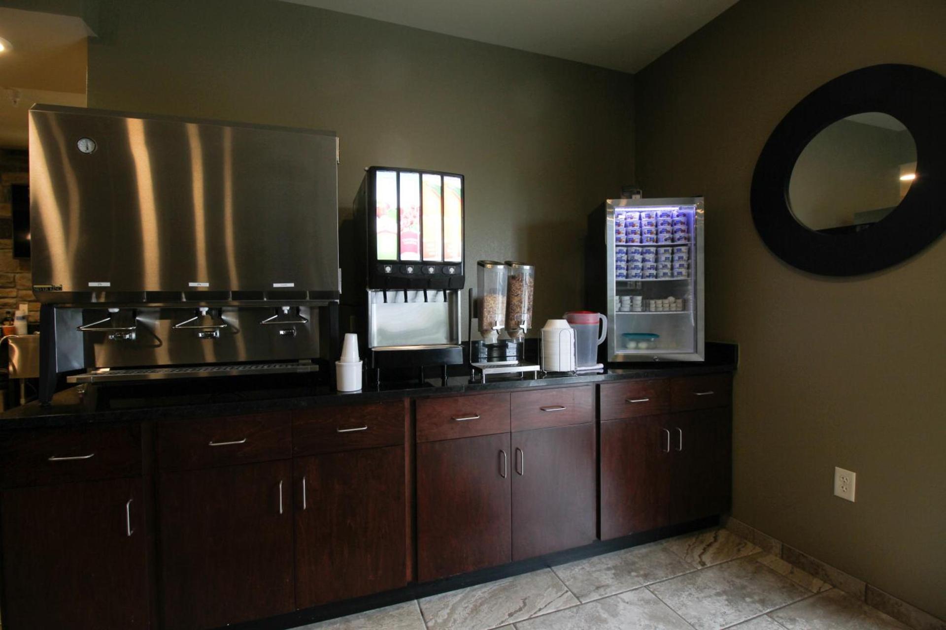 Cobblestone Hotel & Suites - Devils Lake photo 29