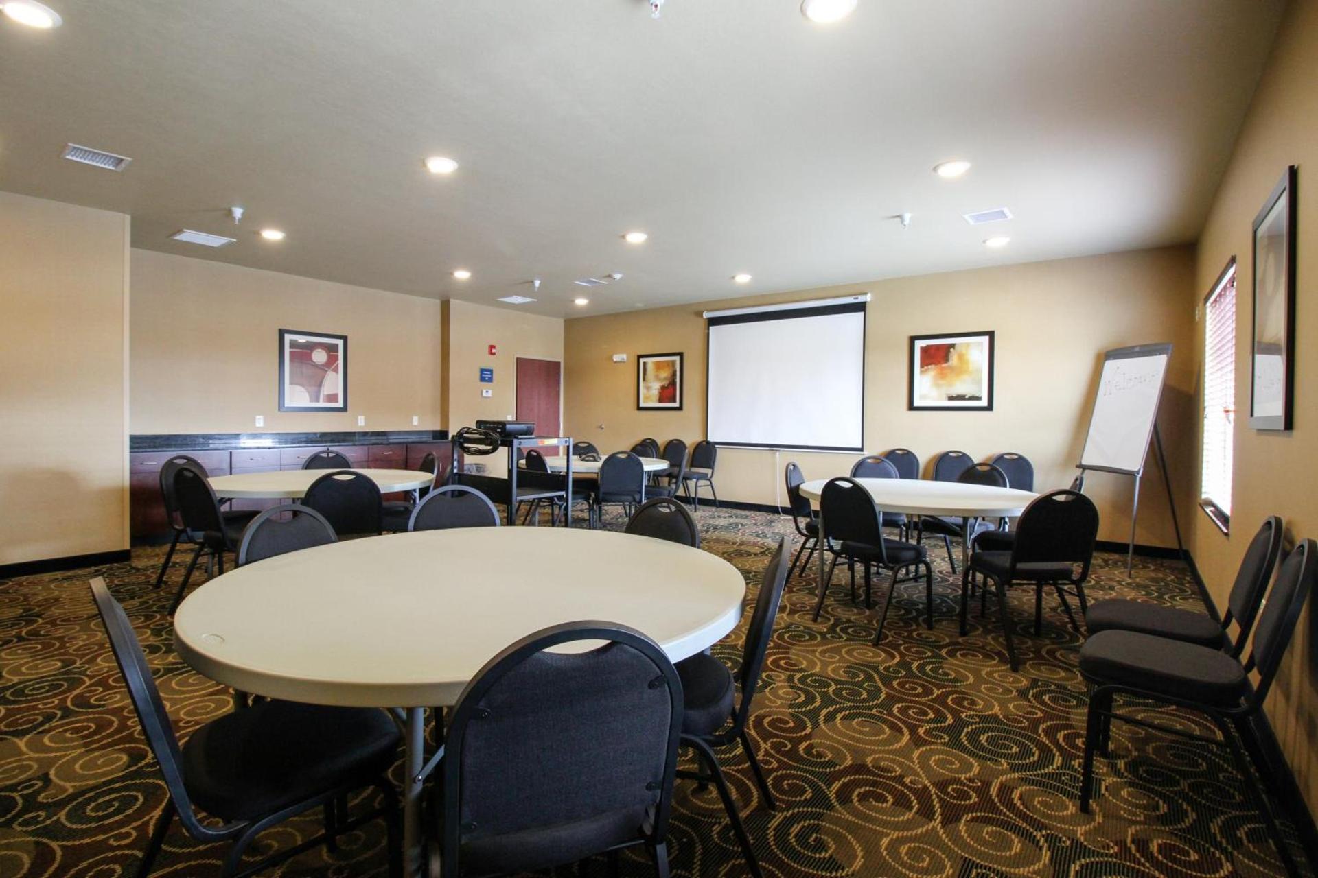 Cobblestone Hotel & Suites - Devils Lake photo 31