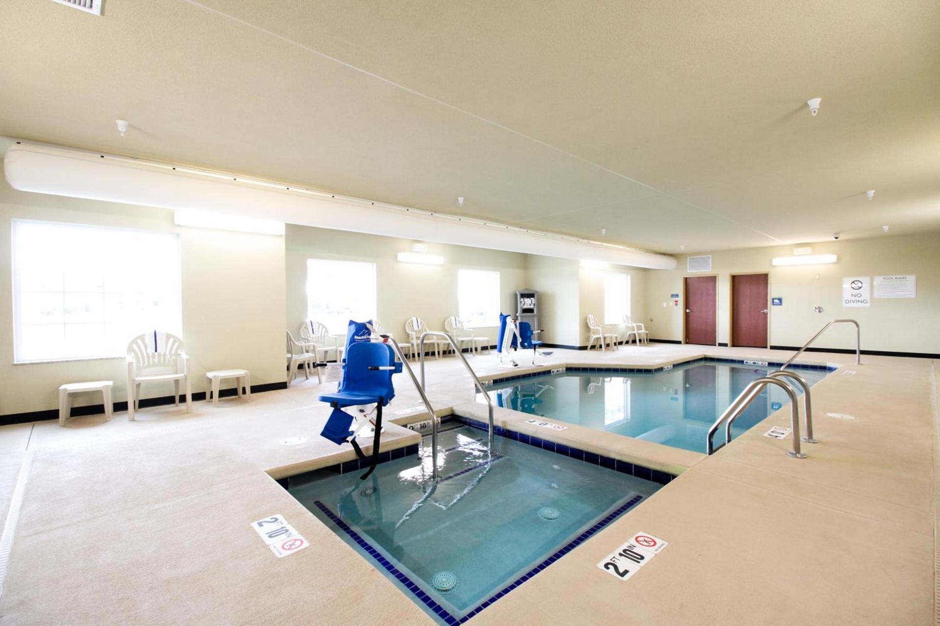 Cobblestone Hotel & Suites - Devils Lake photo 36