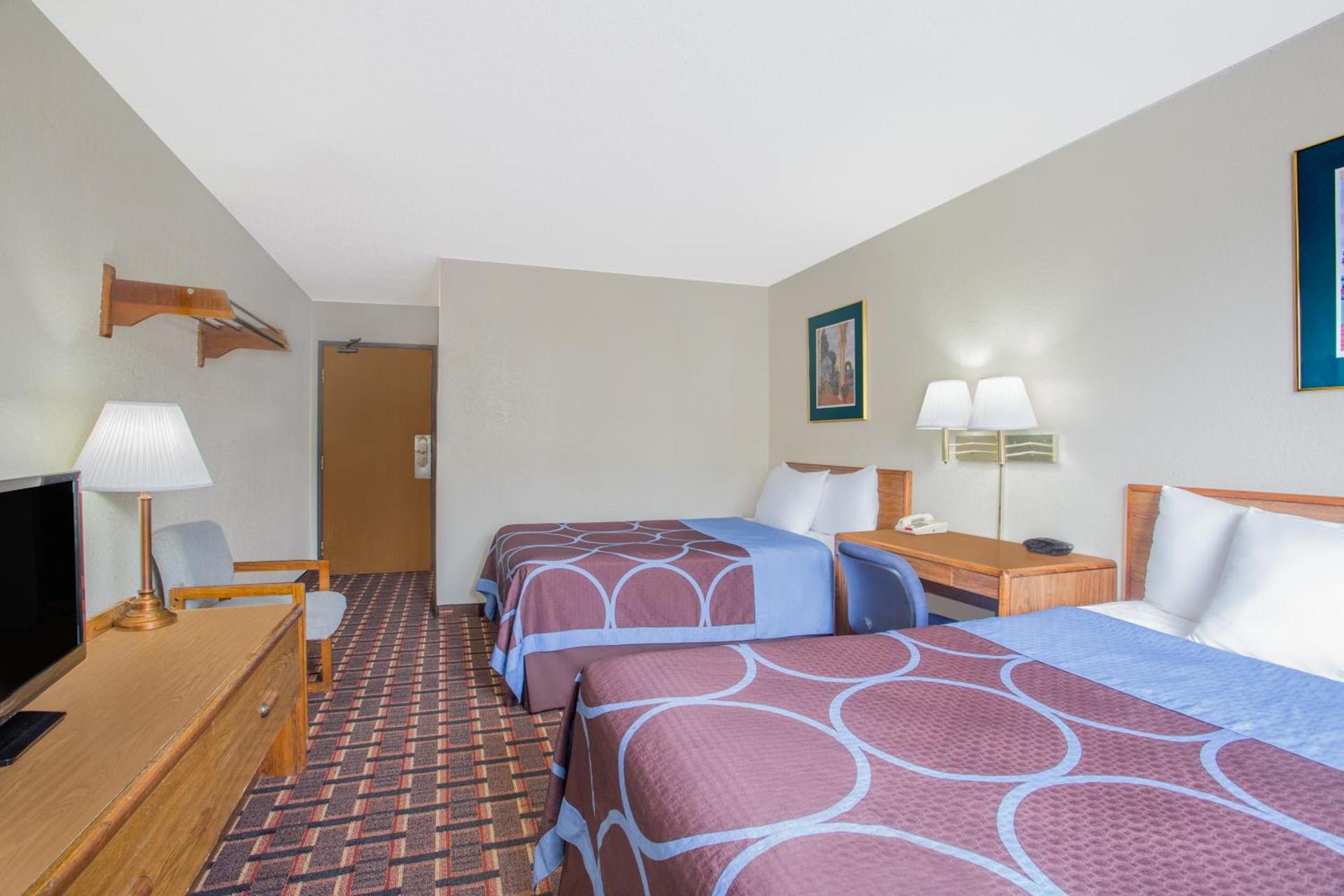Super 8 by Wyndham Douglas photo 23
