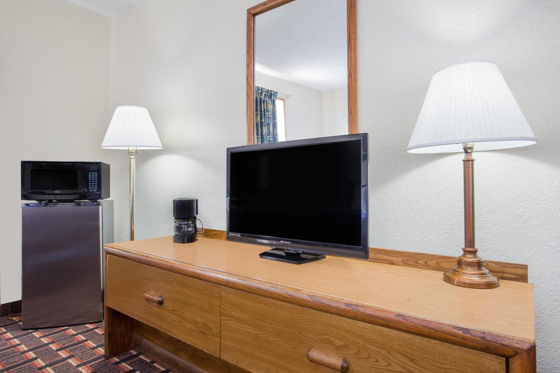 Super 8 by Wyndham Douglas photo 24
