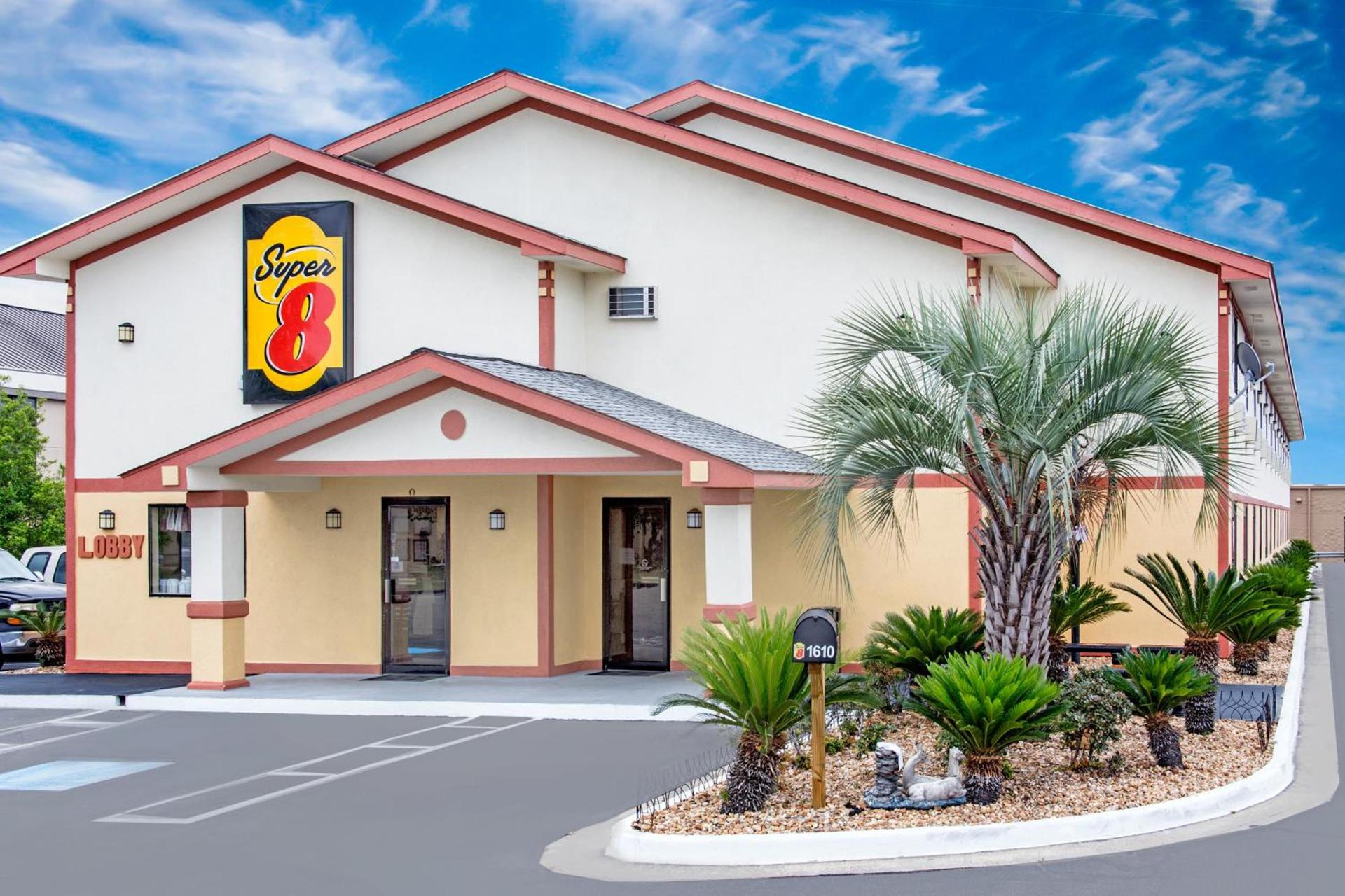 Super 8 by Wyndham Douglas photo 16