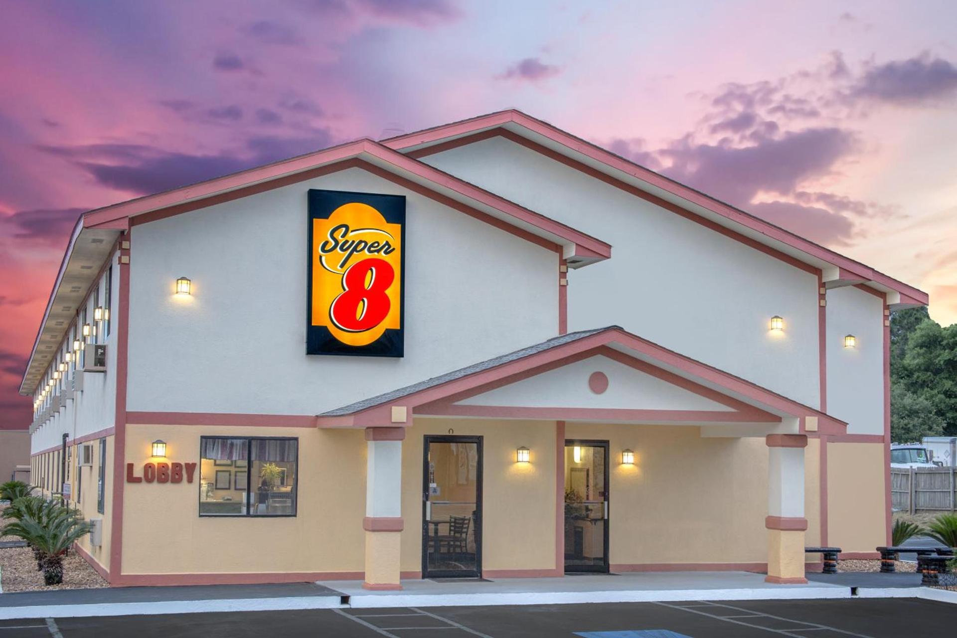 Super 8 by Wyndham Douglas photo 15