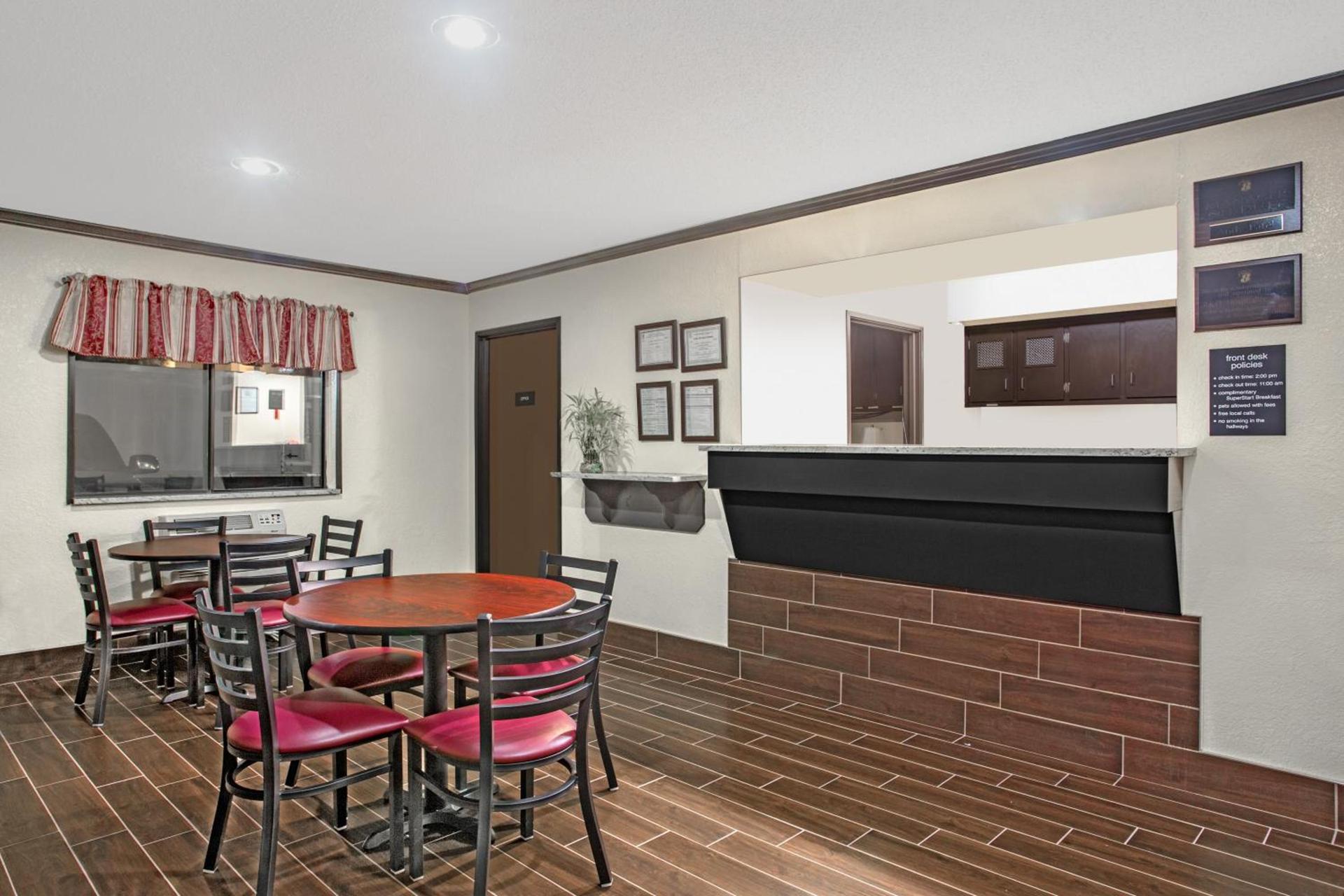 Super 8 by Wyndham Douglas photo 17