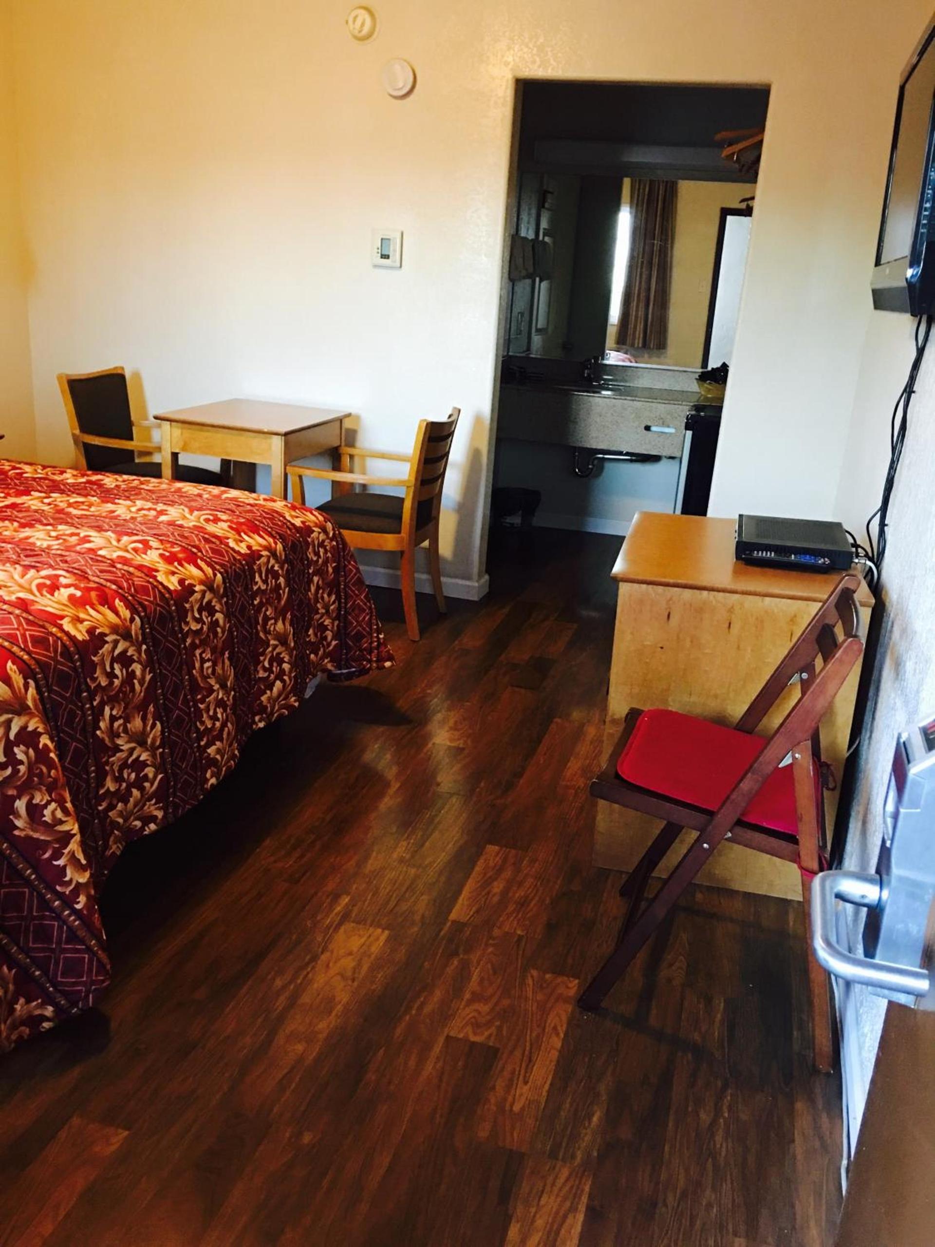 Economy Inn photo 45