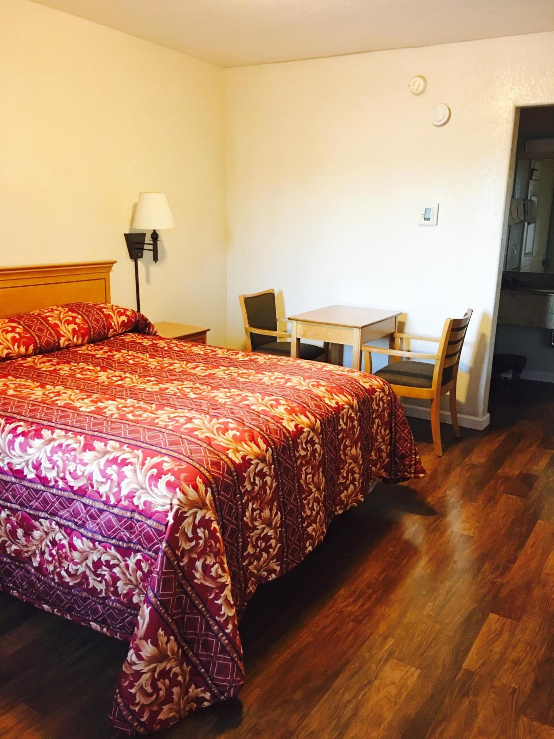 Economy Inn photo 43