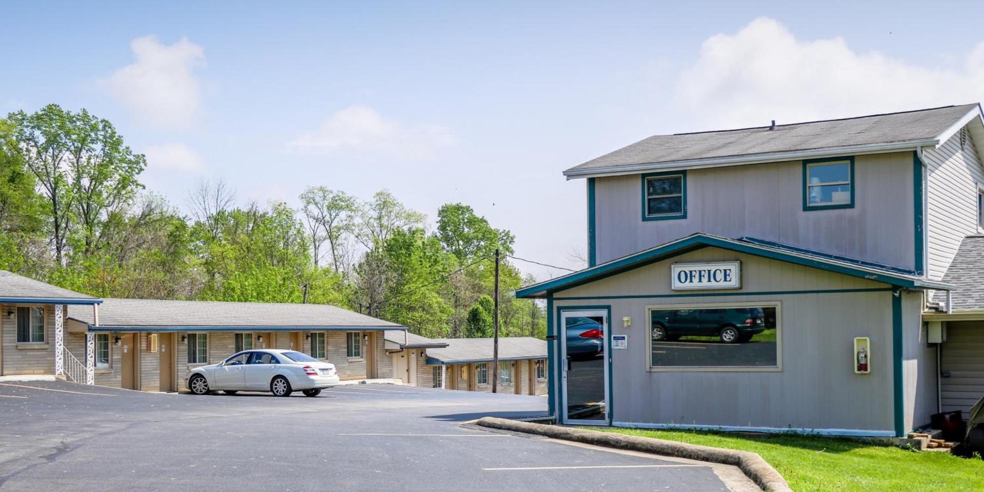Economy Inn Bloomington photo 1