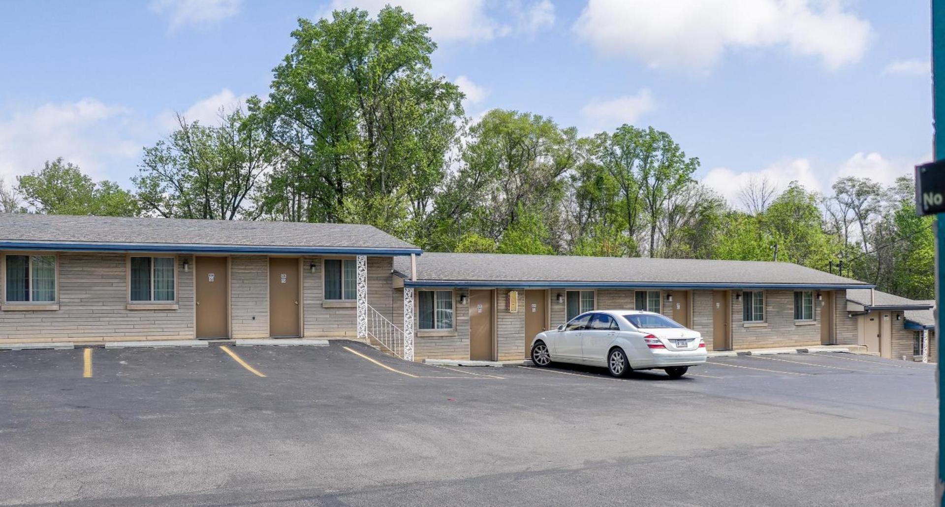 Economy Inn Bloomington photo 4