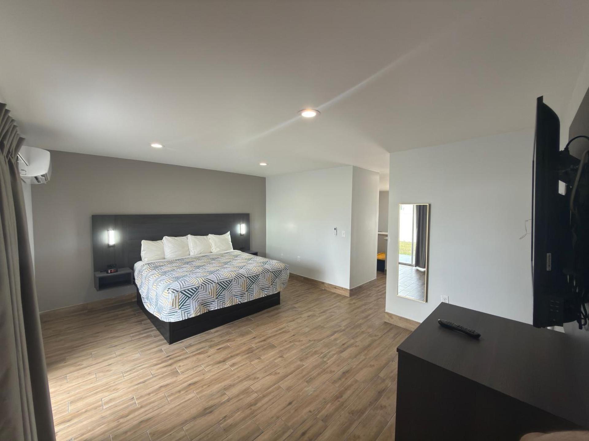 Englewood Inn & Suites photo 53