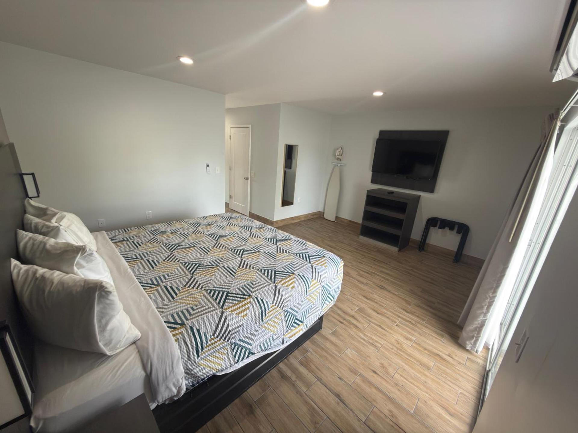 Englewood Inn & Suites photo 2