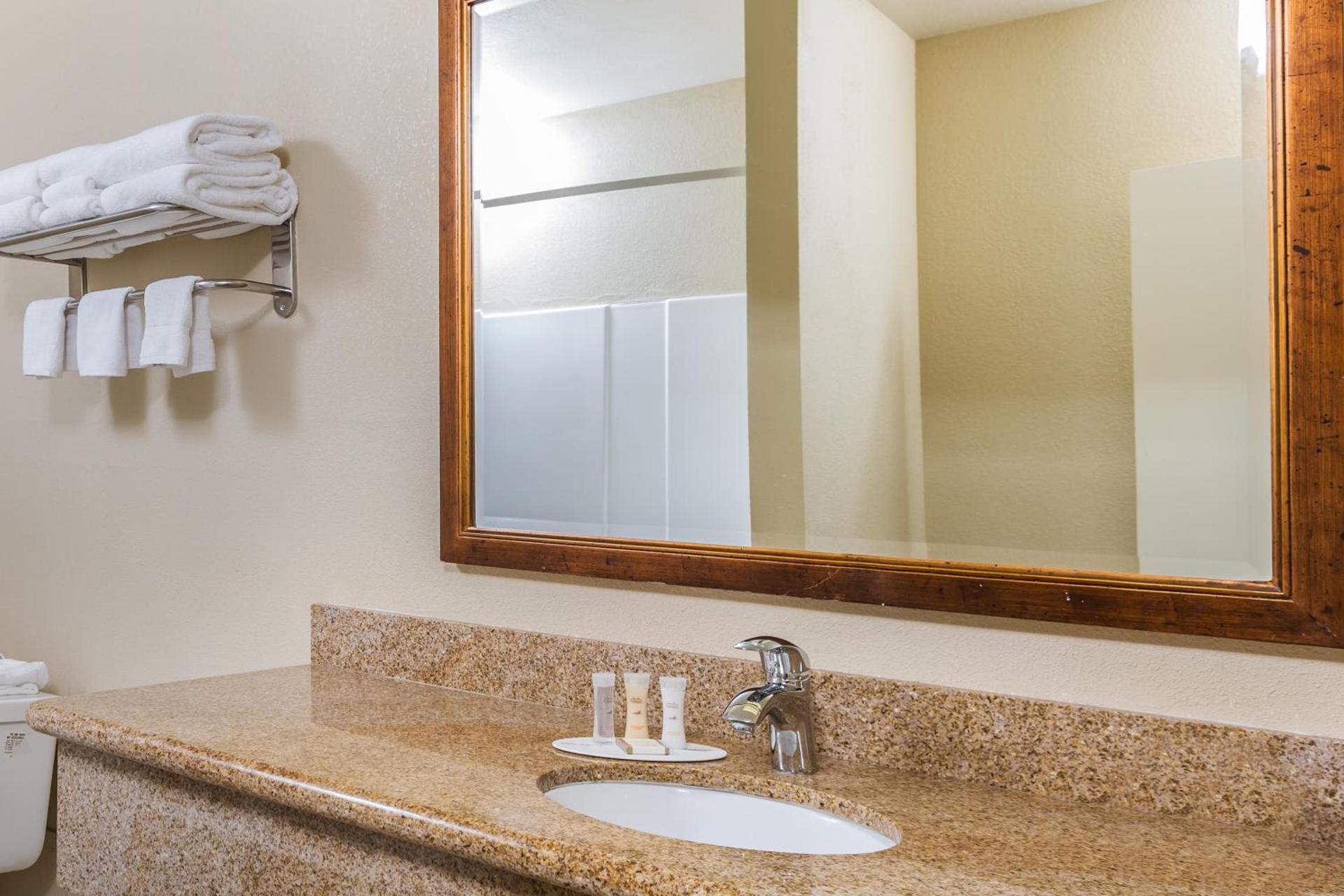 Howard Johnson by Wyndham Santa Cruz photo 65