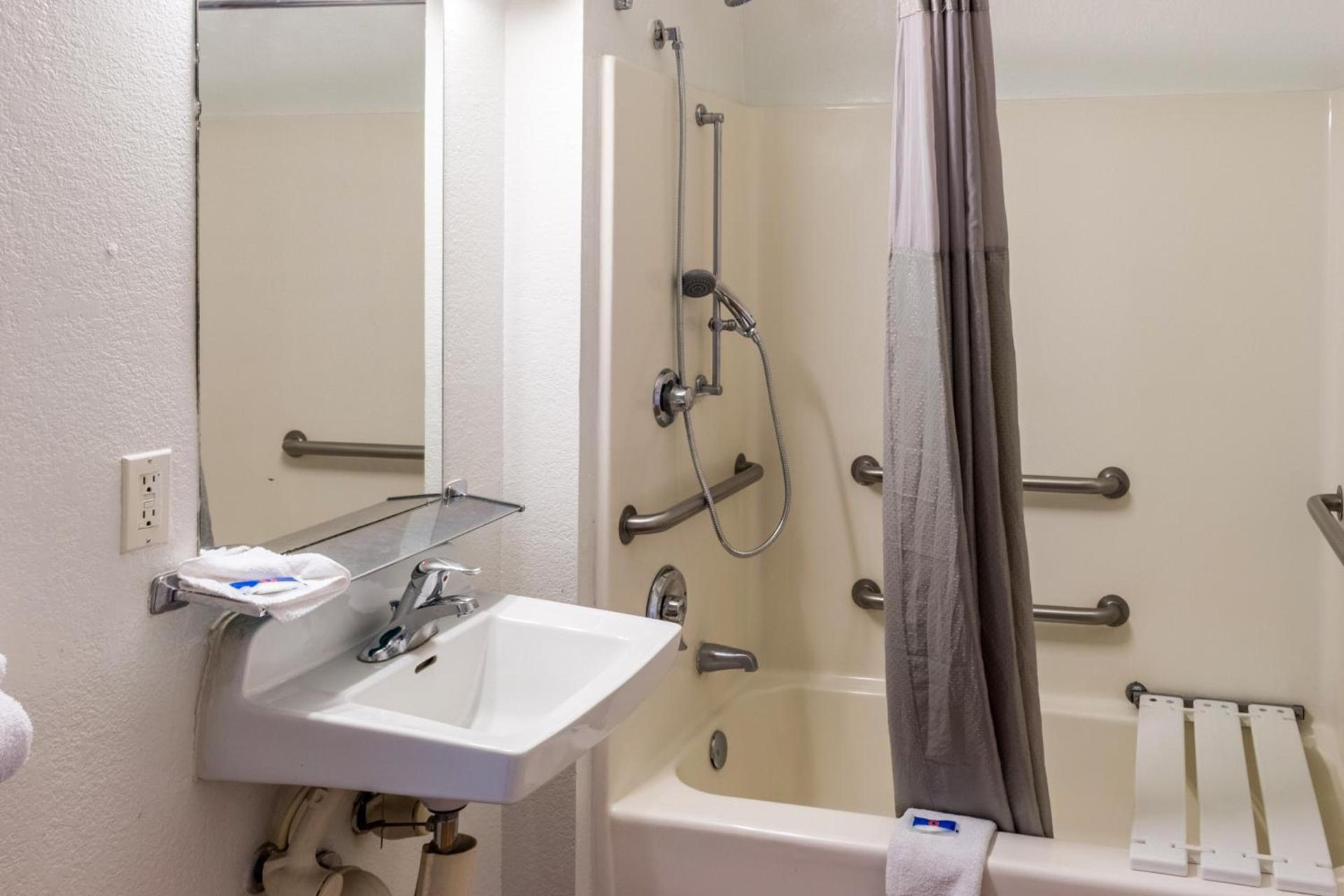Motel 6-Bakersfield, CA - East photo 22