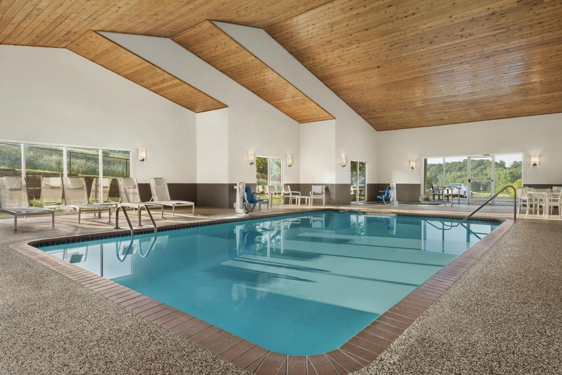 Country Inn & Suites by Radisson, Decorah, IA photo 18