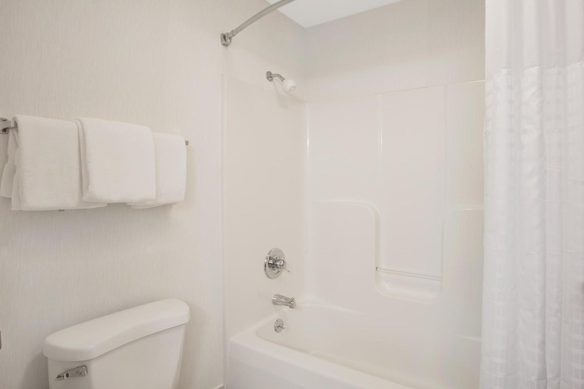Baymont by Wyndham Freeport photo 19