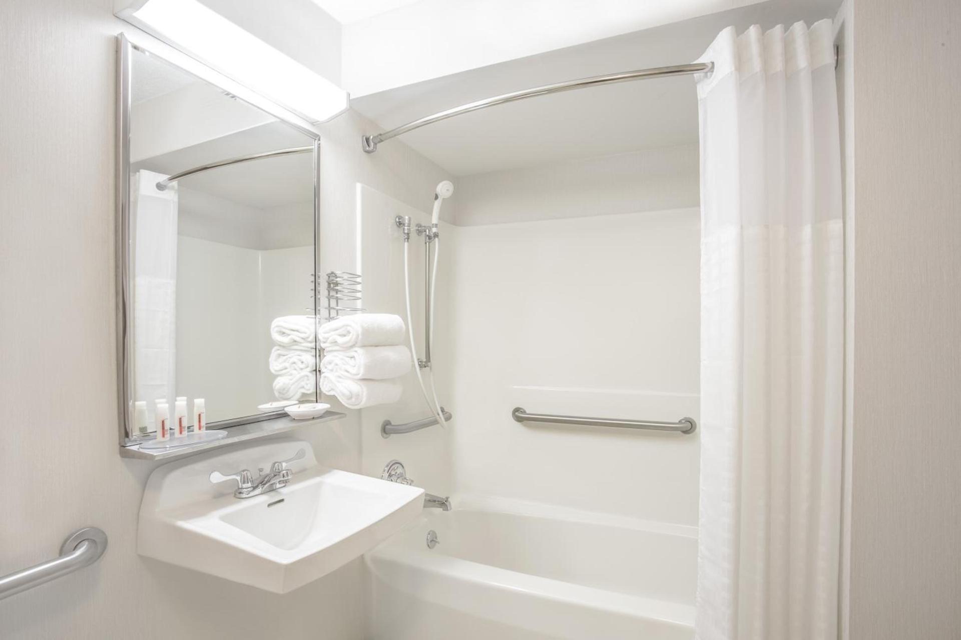 Baymont by Wyndham Freeport photo 22