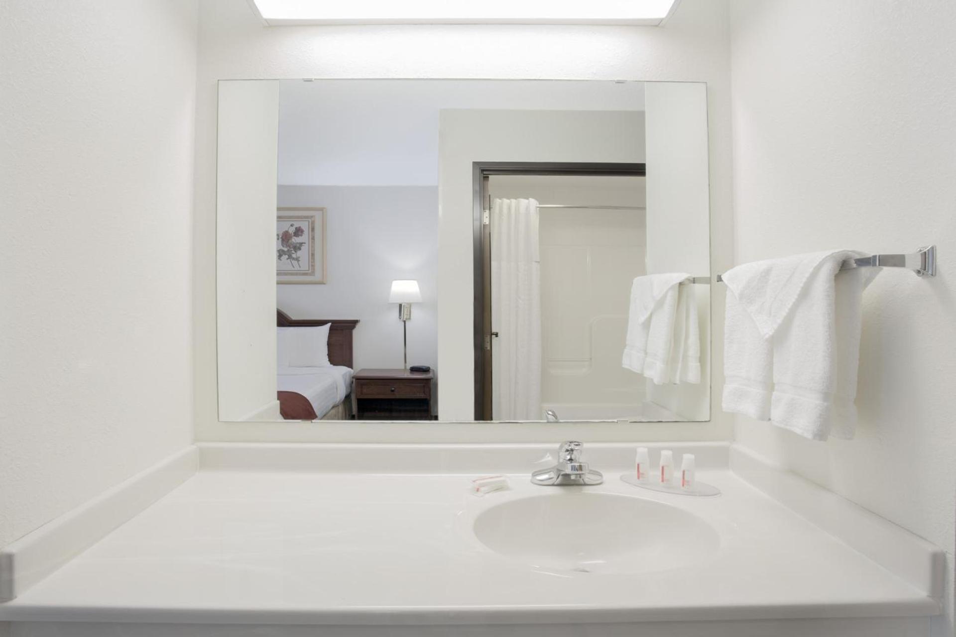 Baymont by Wyndham Freeport photo 23