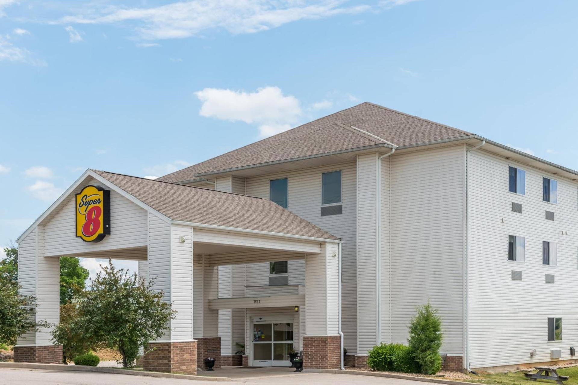 Super 8 by Wyndham Rolla photo 22