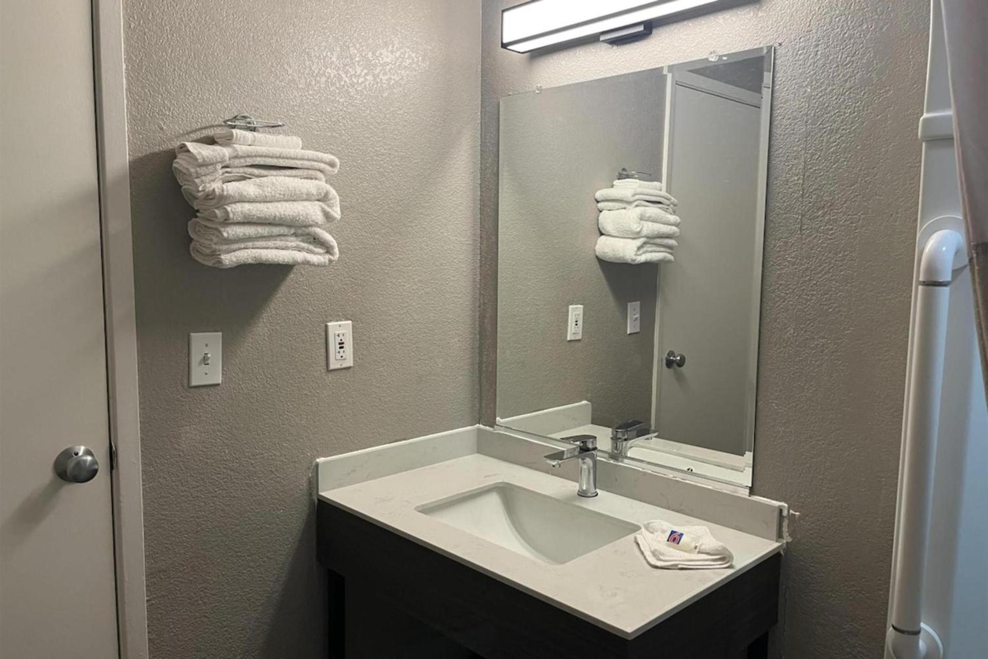 Motel 6 - Las Vegas, NV – Downtown Fremont St Experience photo 11