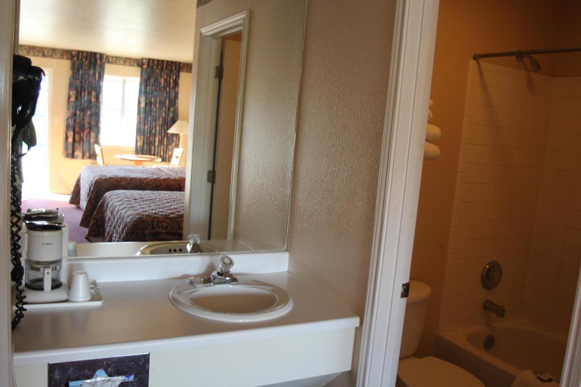 Lakeside inn & suites by OYO Mathis I 37 photo 26