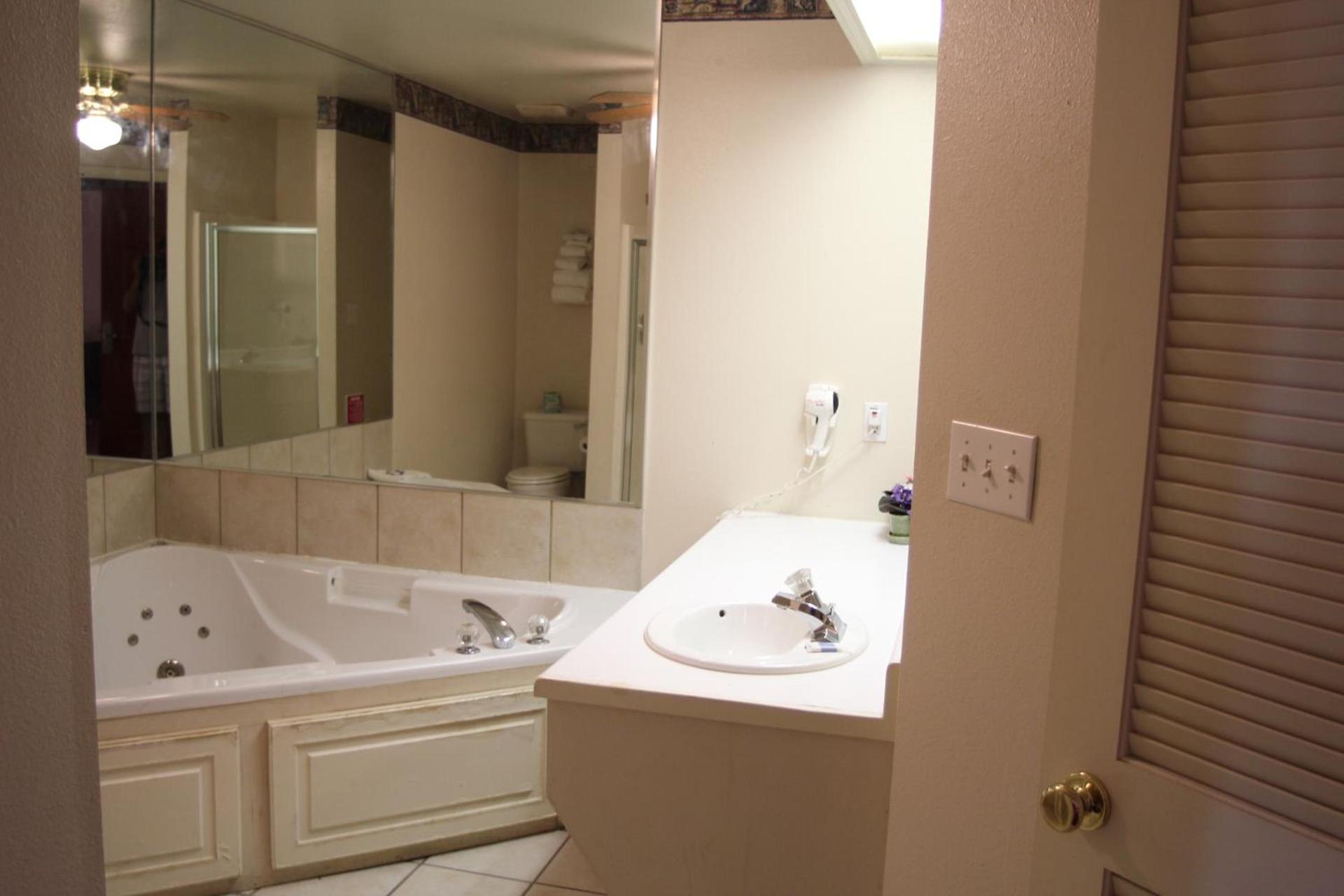 Lakeside inn & suites by OYO Mathis I 37 photo 4