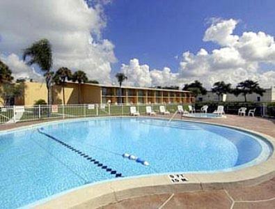 Howard Johnson by Wyndham Winter Haven FL photo 35