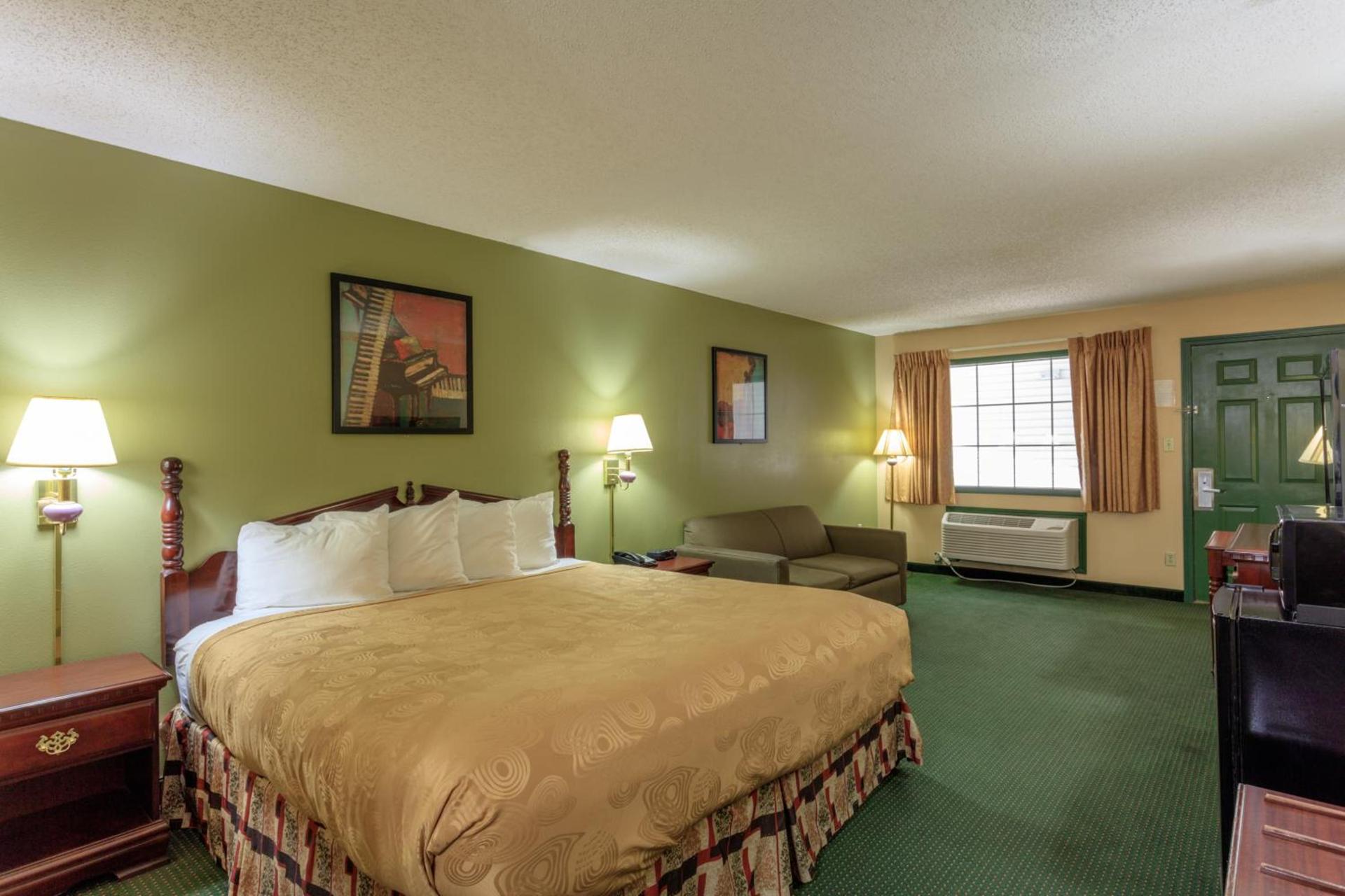 Angel Inn Near IMAX, a Travelodge by Wyndham photo 11