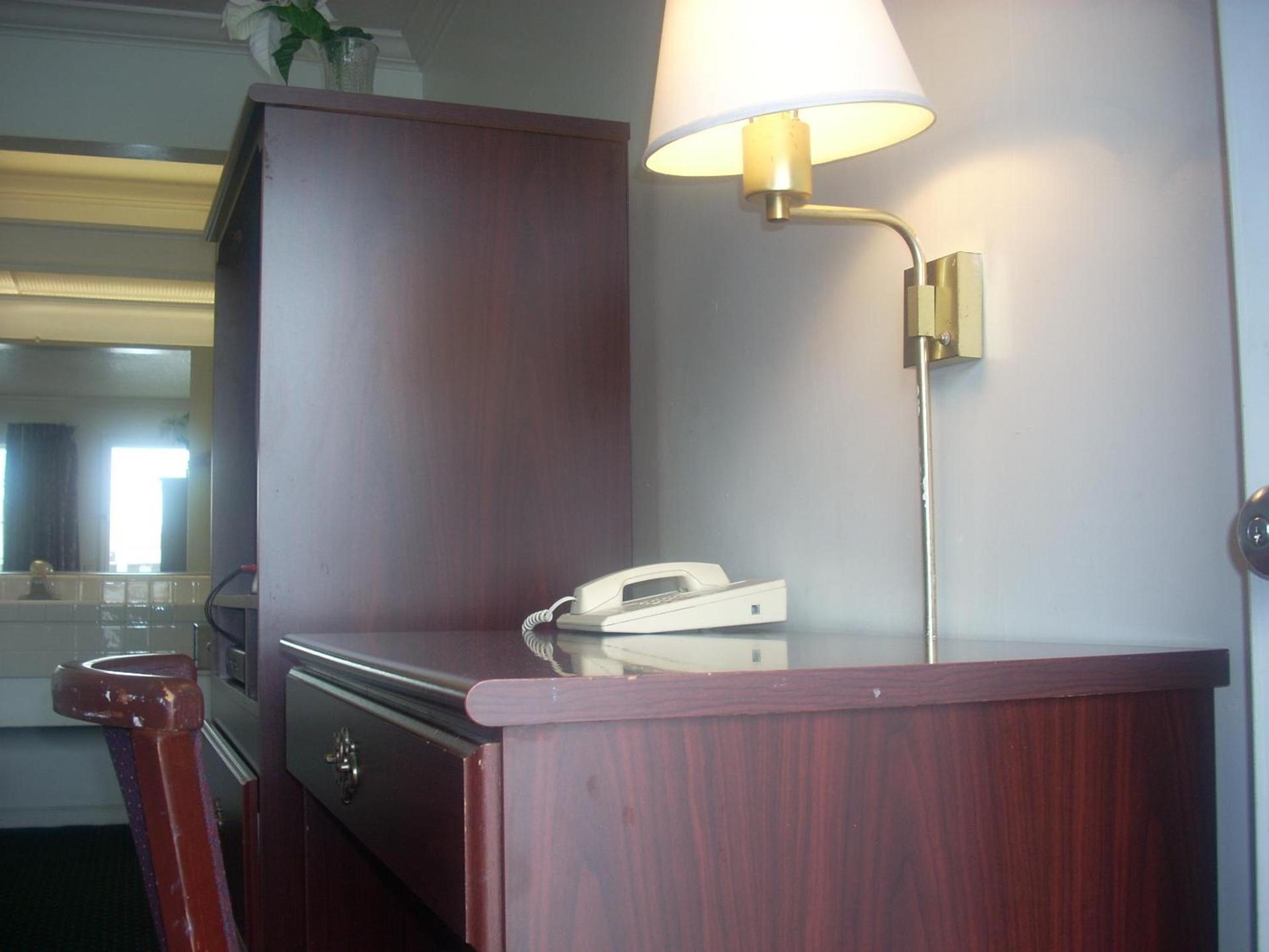 Economy Inn Seaside photo 12