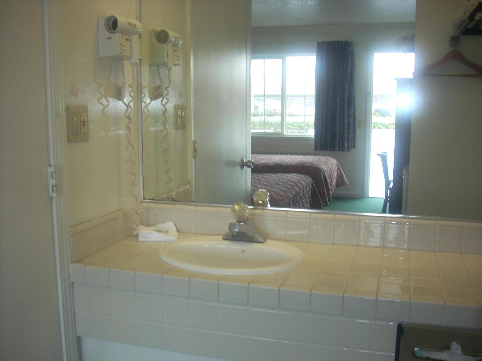 Economy Inn Seaside photo 20