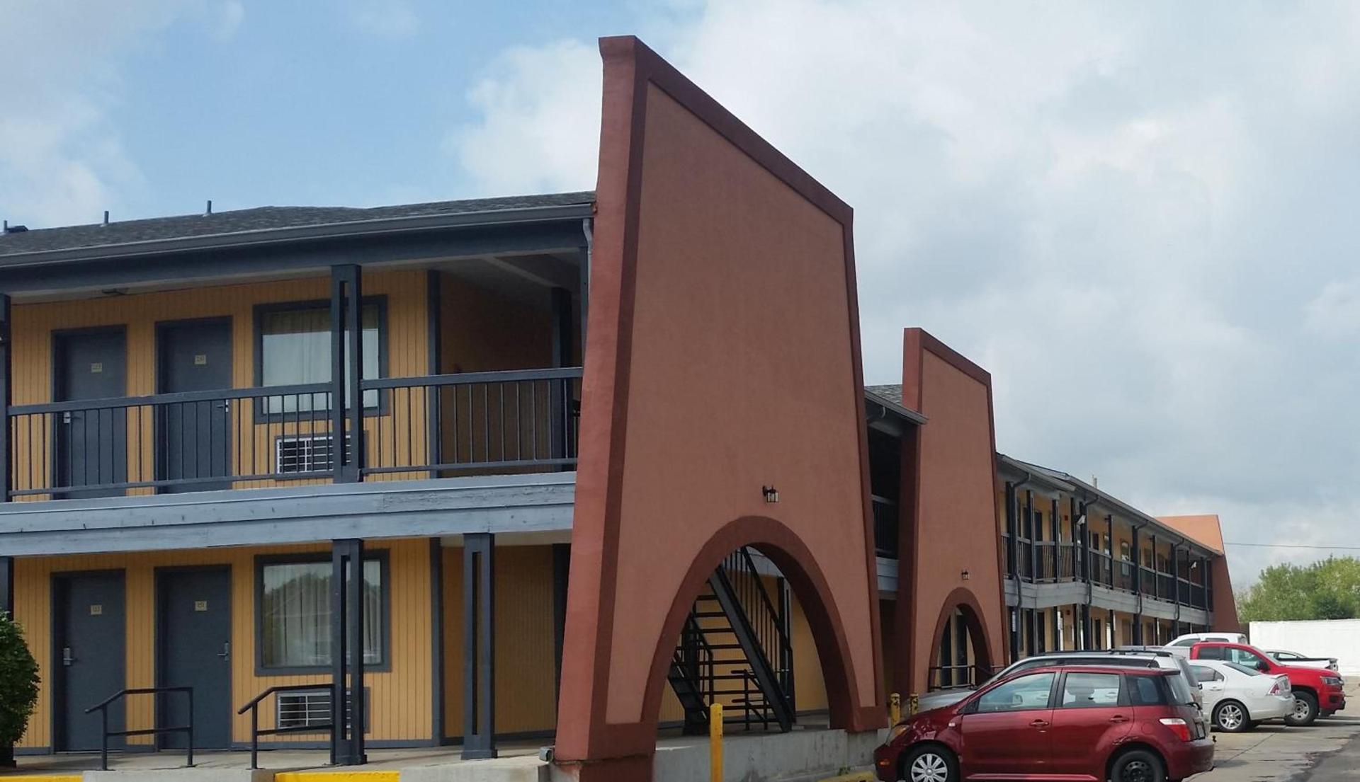 The Executive Inn & Suites photo 1