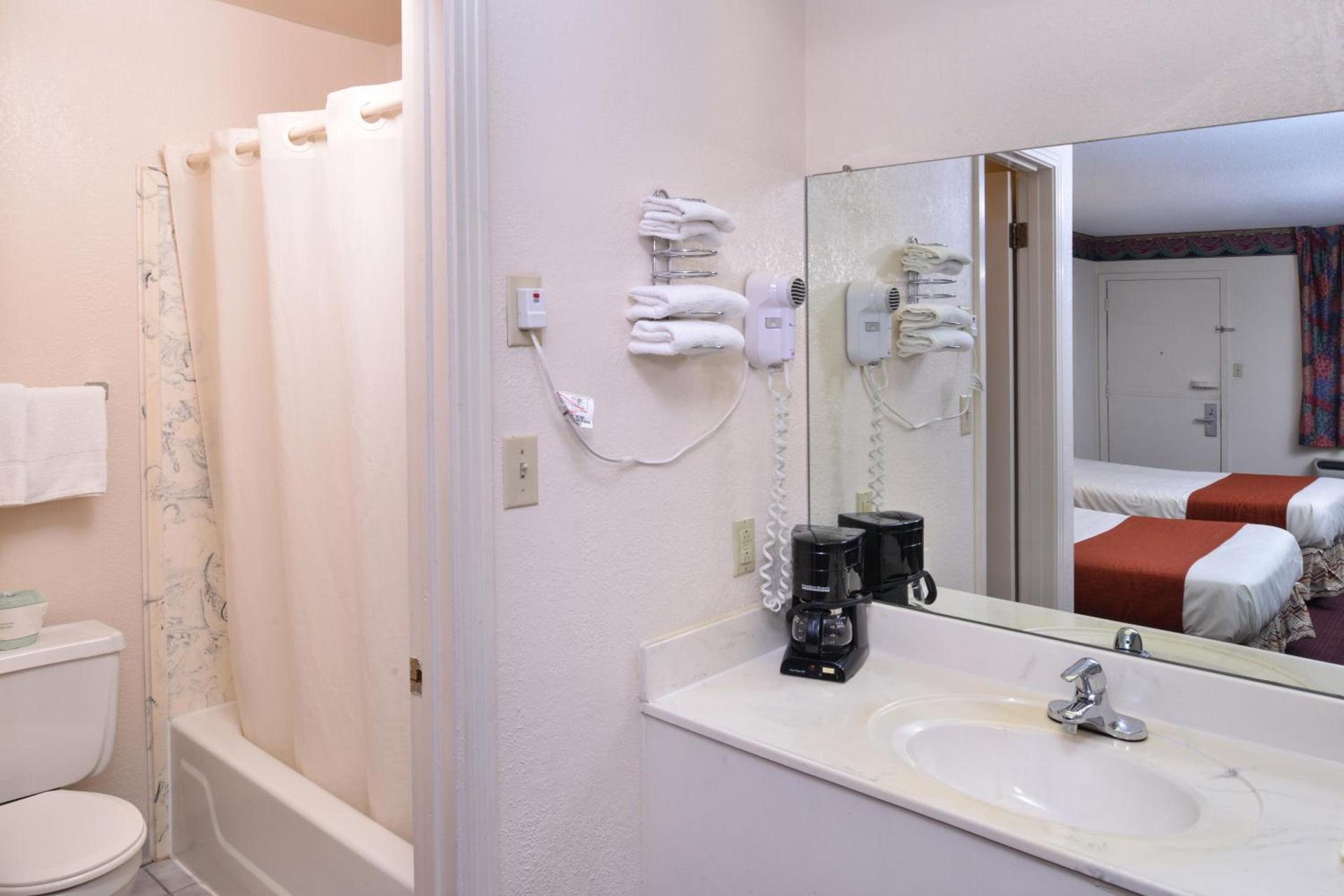 Americas Best Value Inn Wildersville photo 30