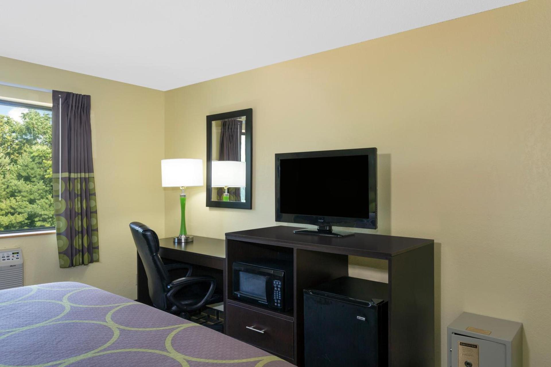 Super 8 by Wyndham Marietta photo 8